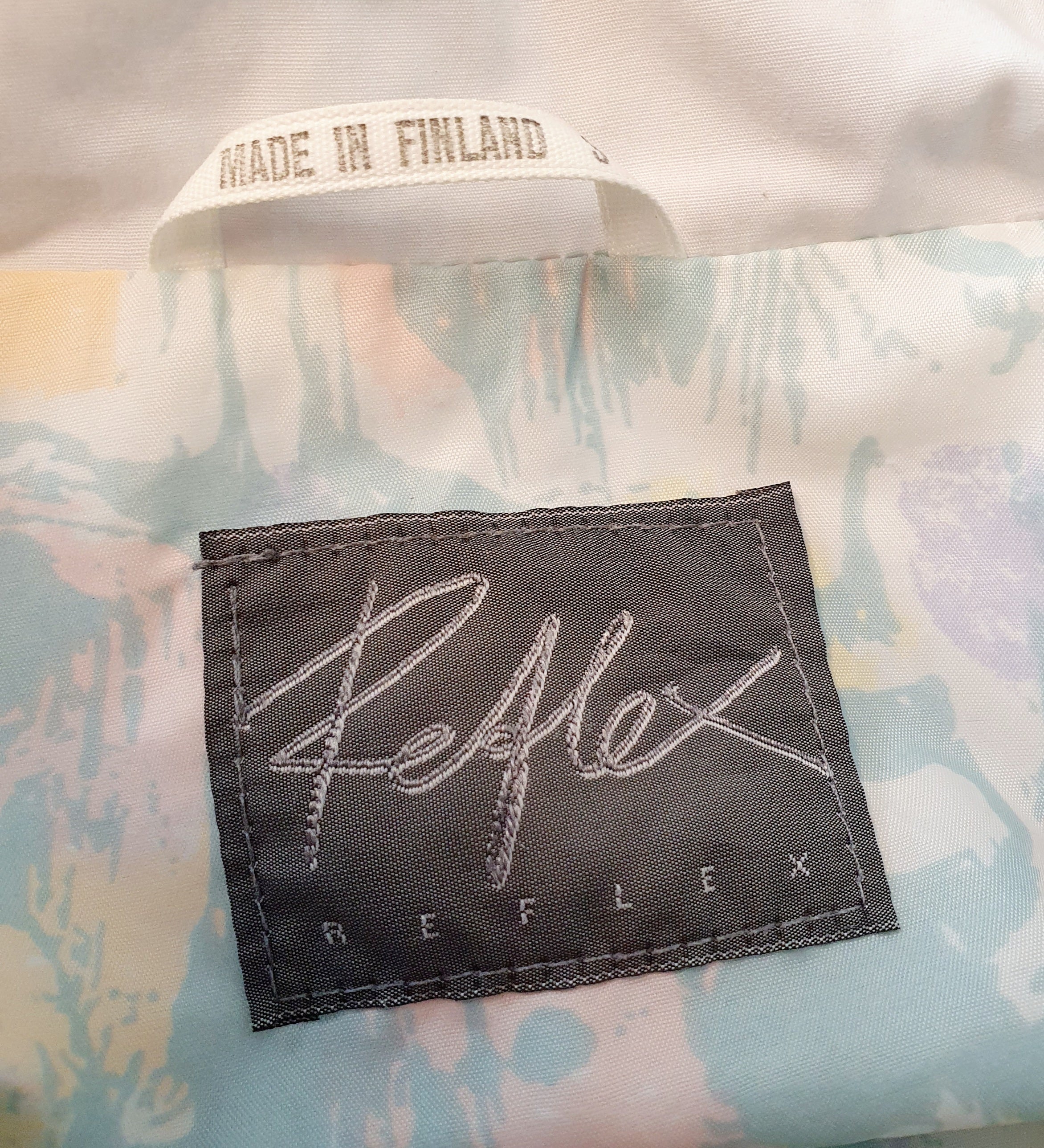 Reflex, luunvalkoinen välikausitakki 90-luvulta, kevät-kesätakki naiselle, kuva sivulta, kuva logolapusta