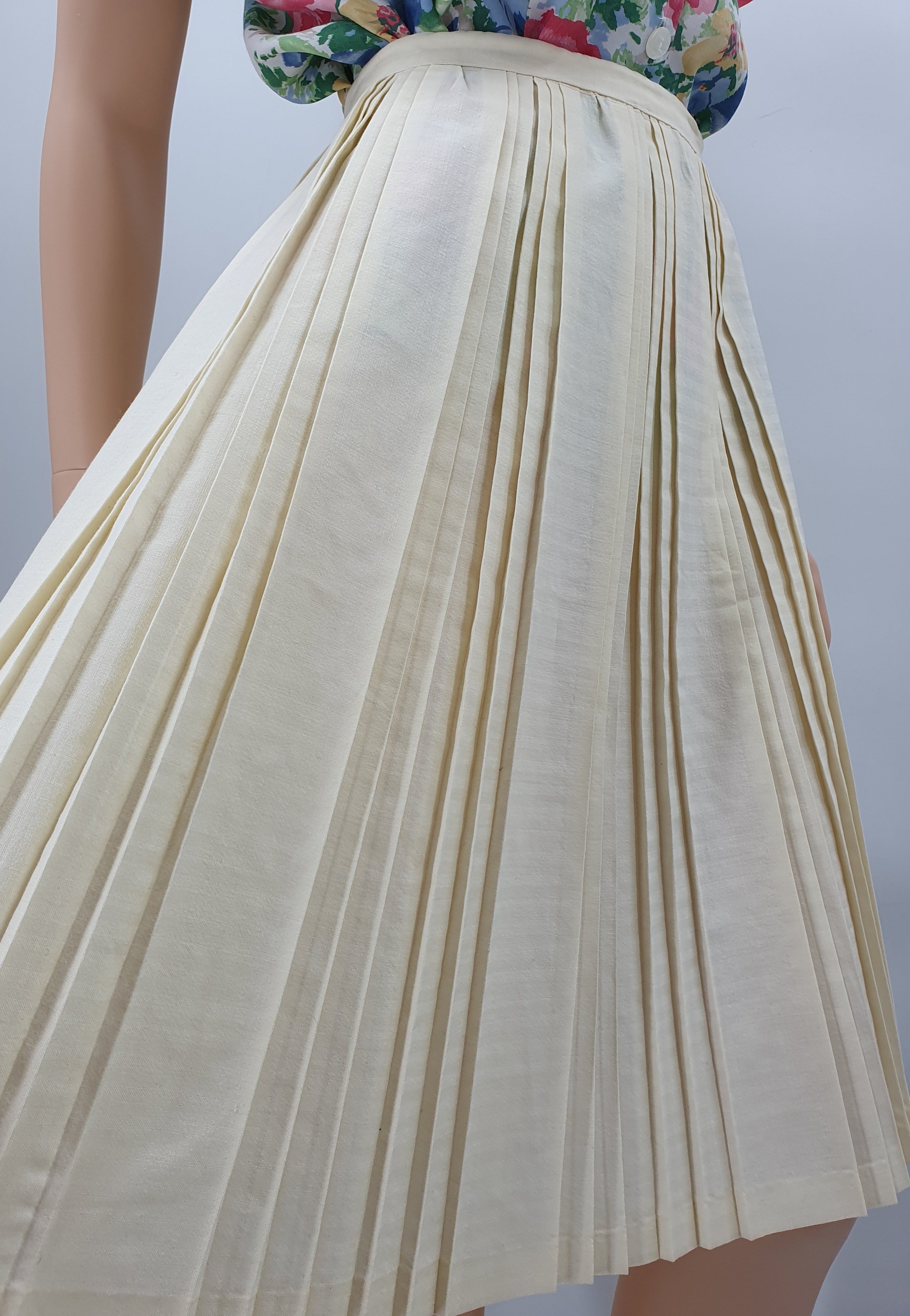 Off-white pleated skirt from the 60s, waist 65cm, size 34