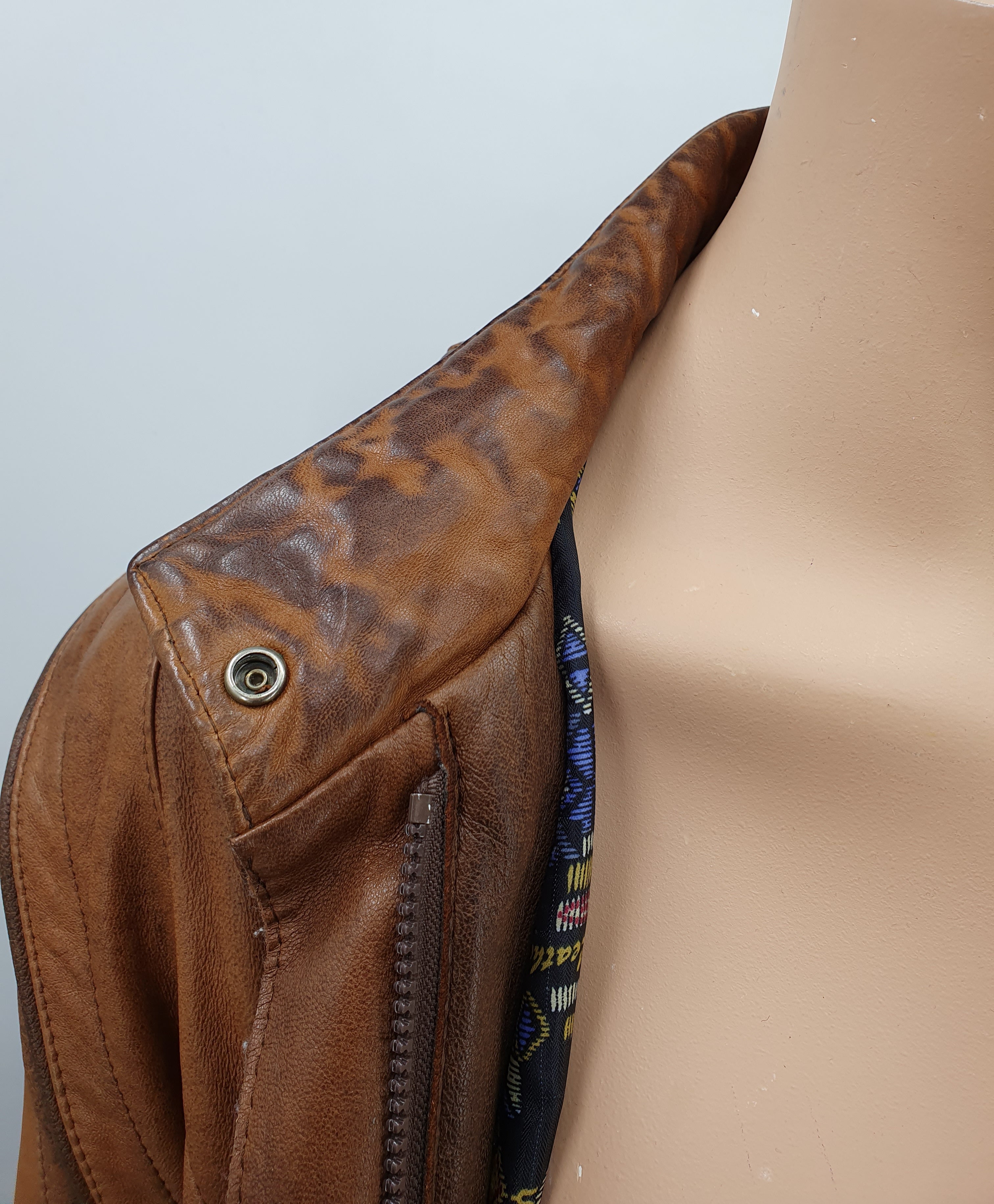 Ruskea vintage nahkatakki 80-luvulta, kuva kauluksesta