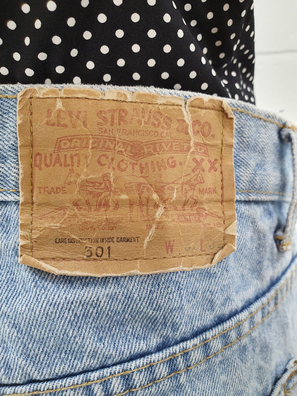 Levi´s 501 farkut, 90-luku, väri vaaleansininen, kuva tuotelogosta