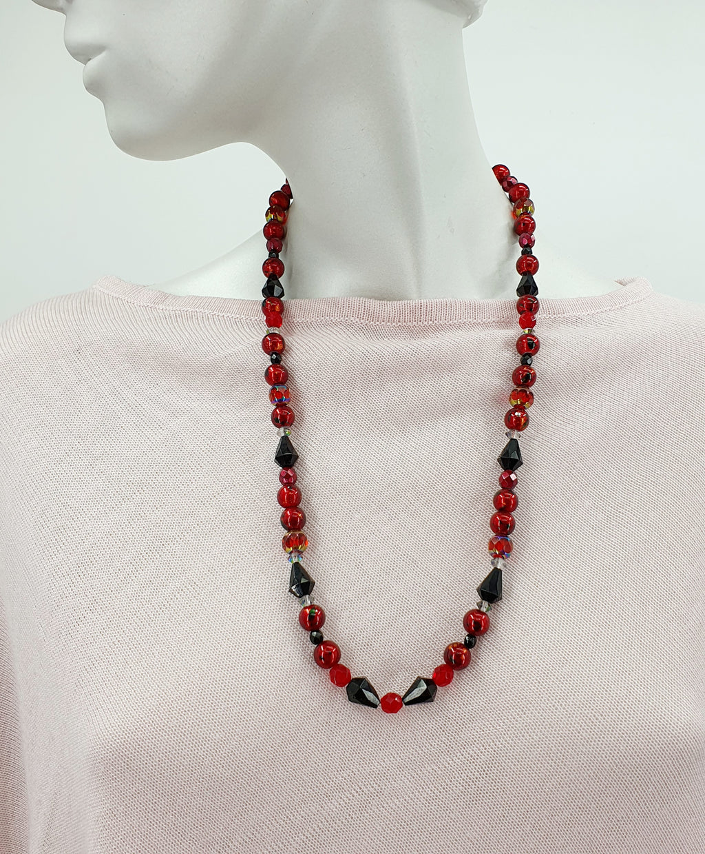 Red and black necklace, length 63cm