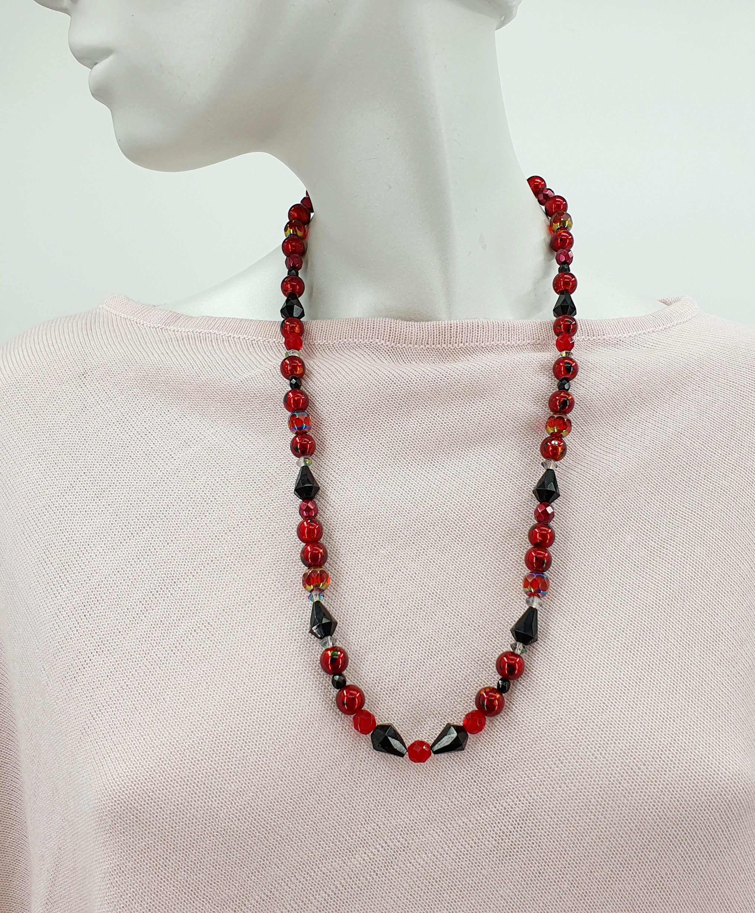 Red and black necklace, length 63cm