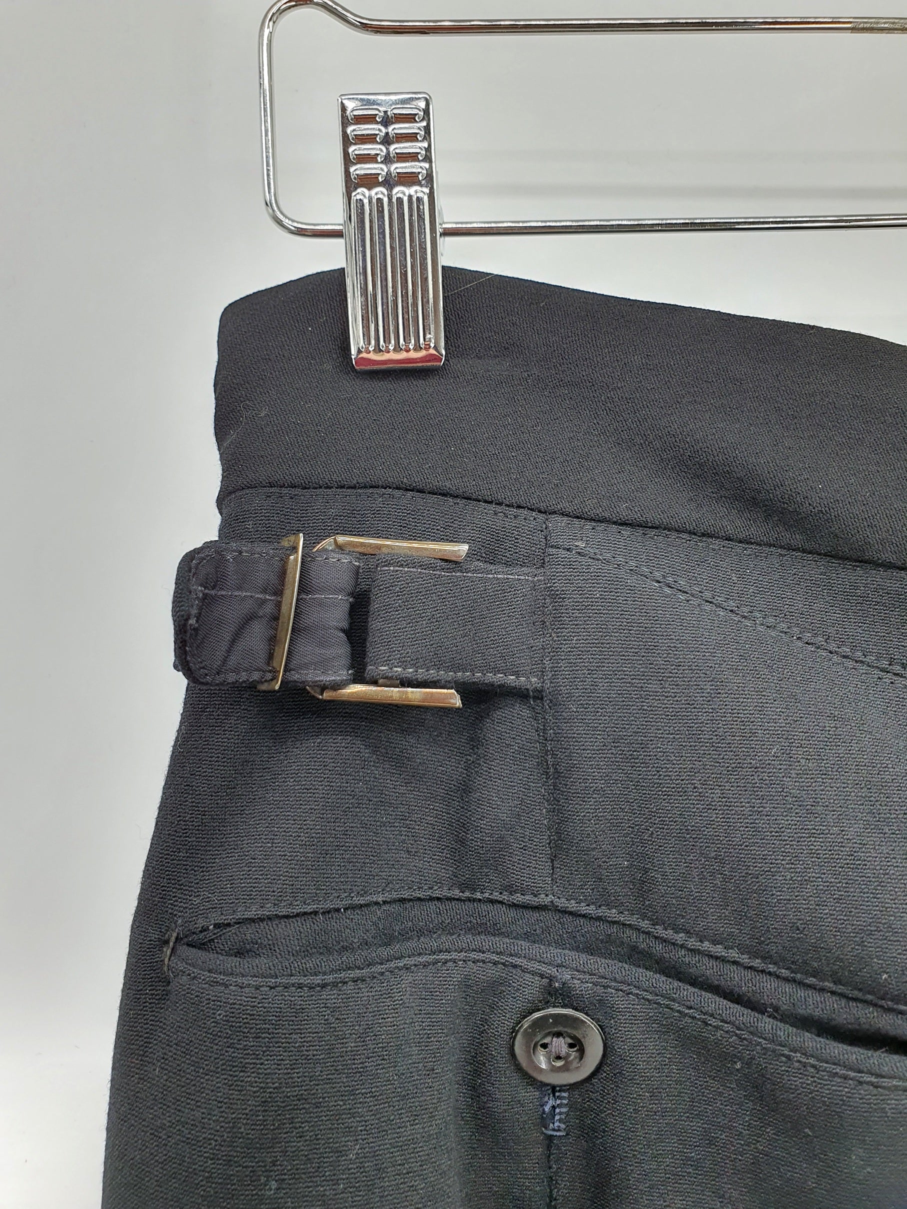 Vintage smokkihousut 1930-40-luvulta, koko XS, kuva rikkoutuneesta soljesta