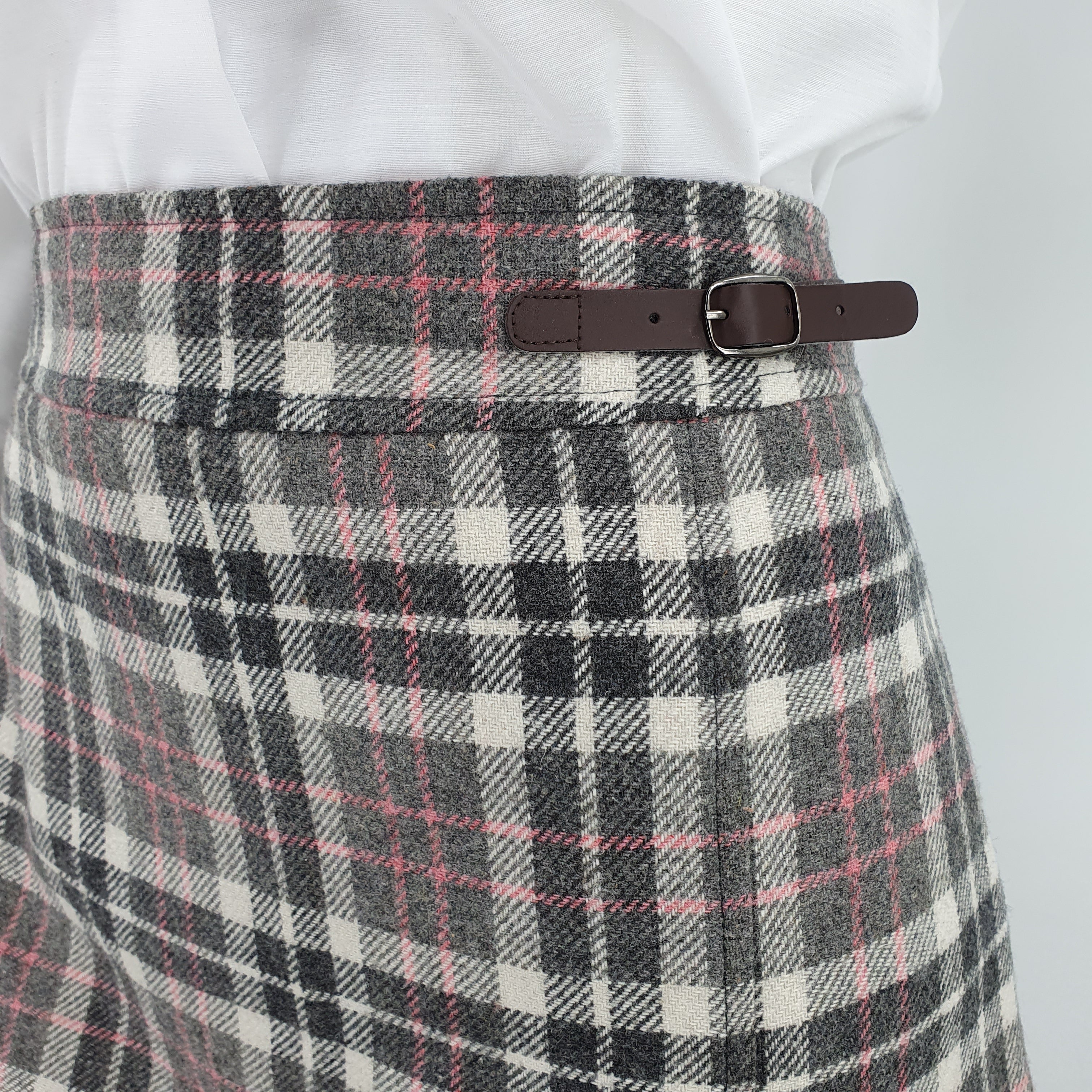 Park Lane, short checked skirt from the 2000s, belt 70cm, size 34