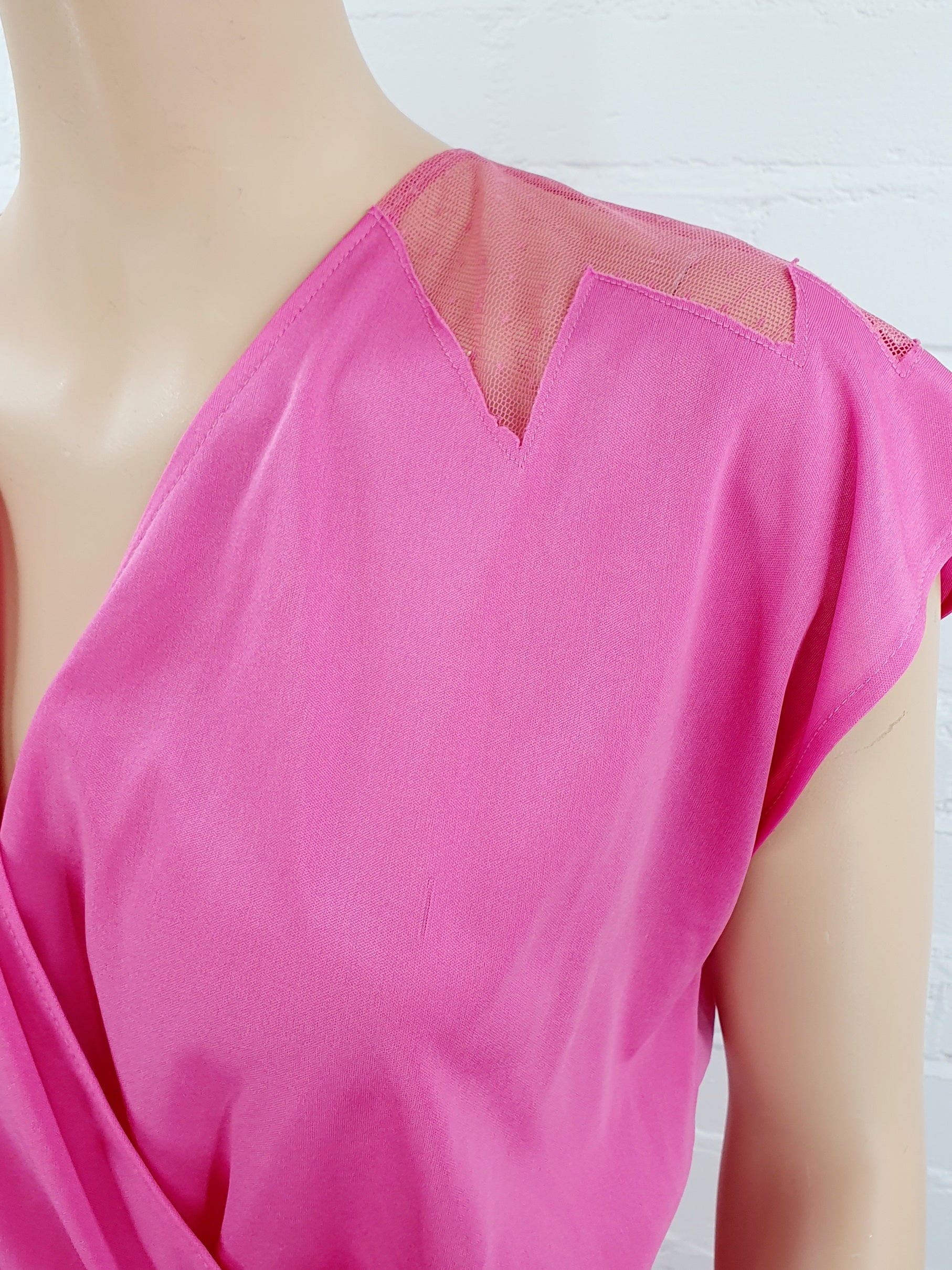 Pinkin värinen vintagemekko 70-luvulta, discomekko, kuva olalta