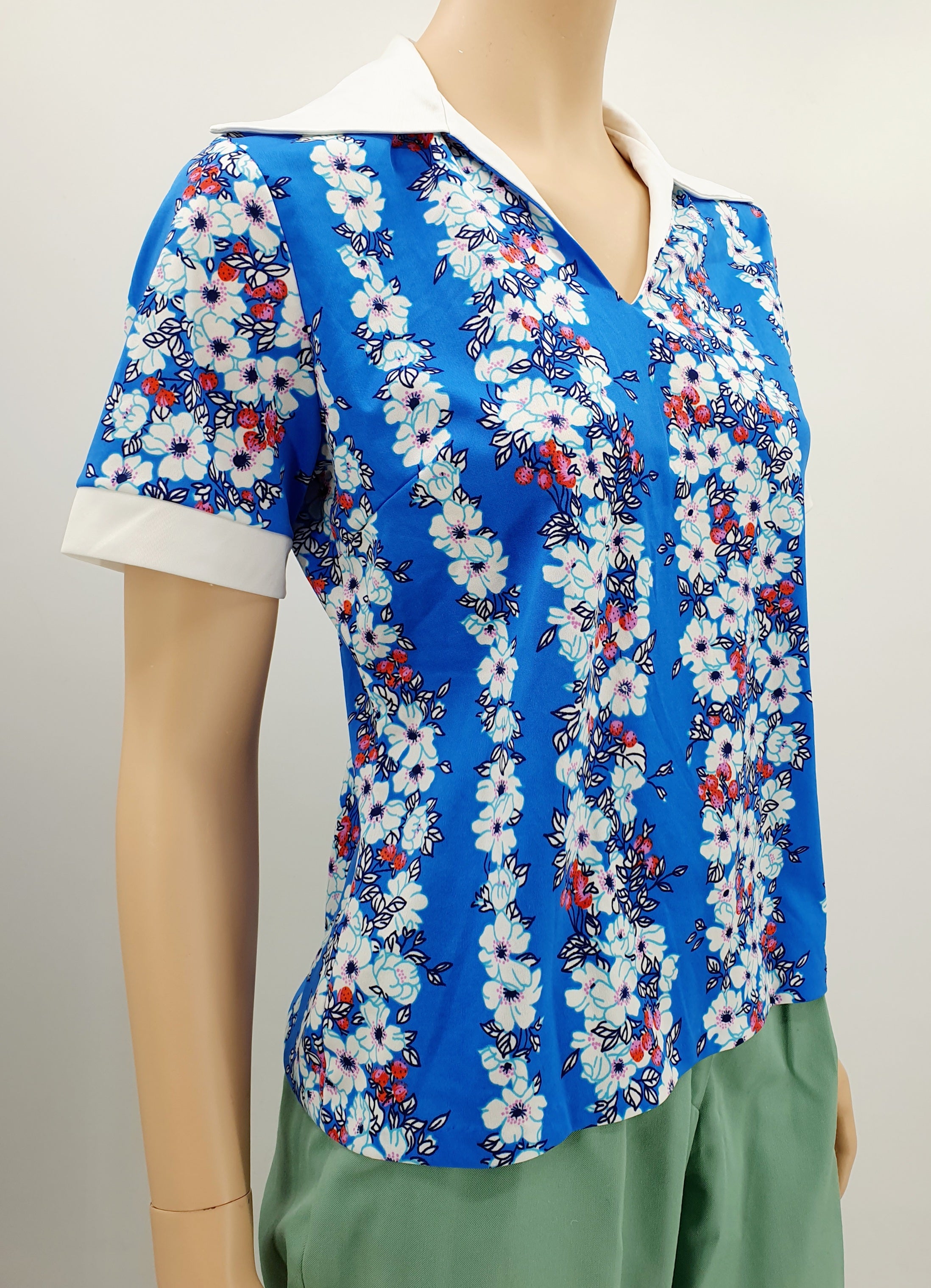 Lyhythihainen naisten retropaita 70-luvulta, kuva sivusta