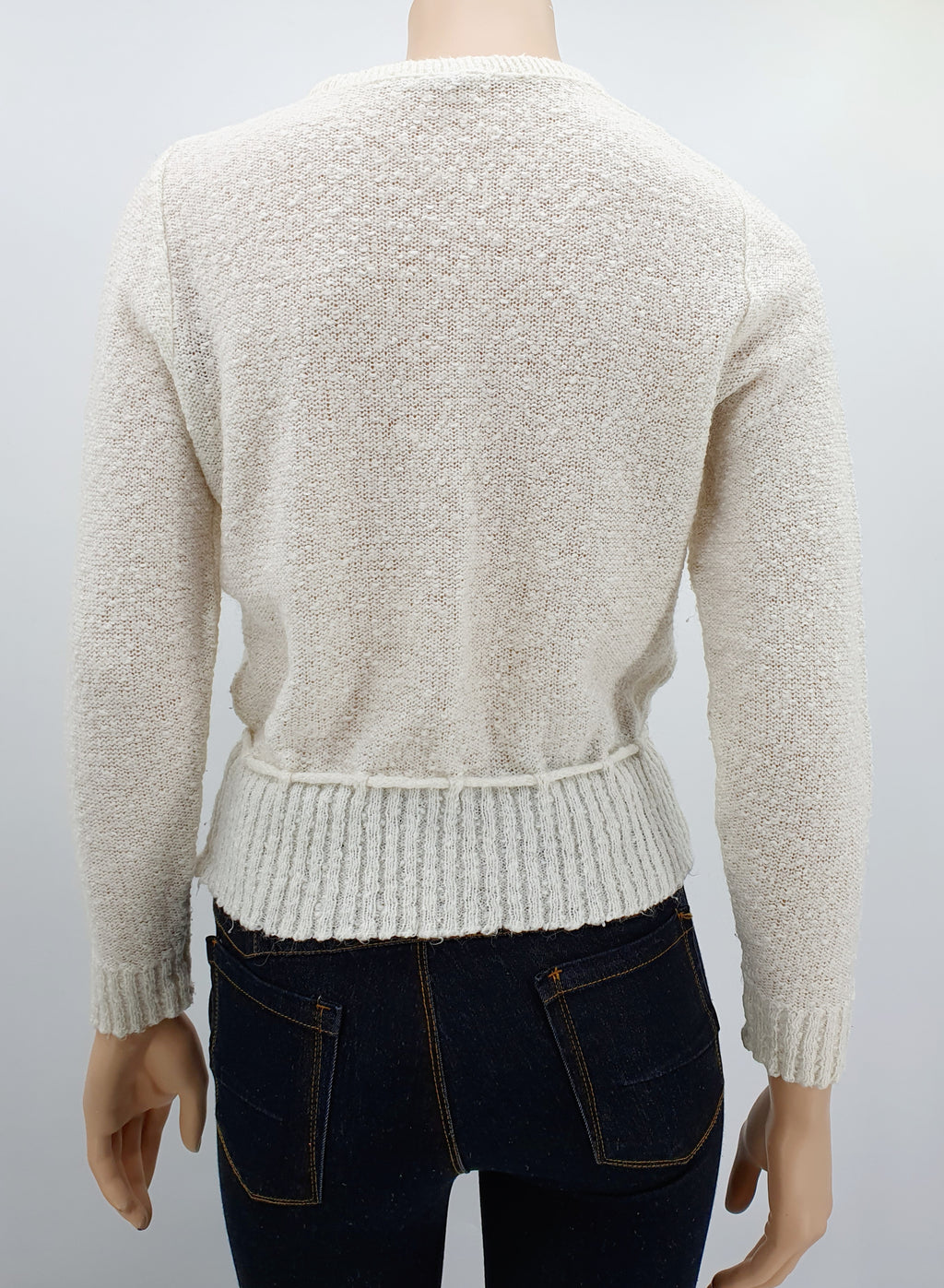 Luonnonvalkoinen lyhyt neulepusero 80-luvulta koko 36 takaa kuvattuna