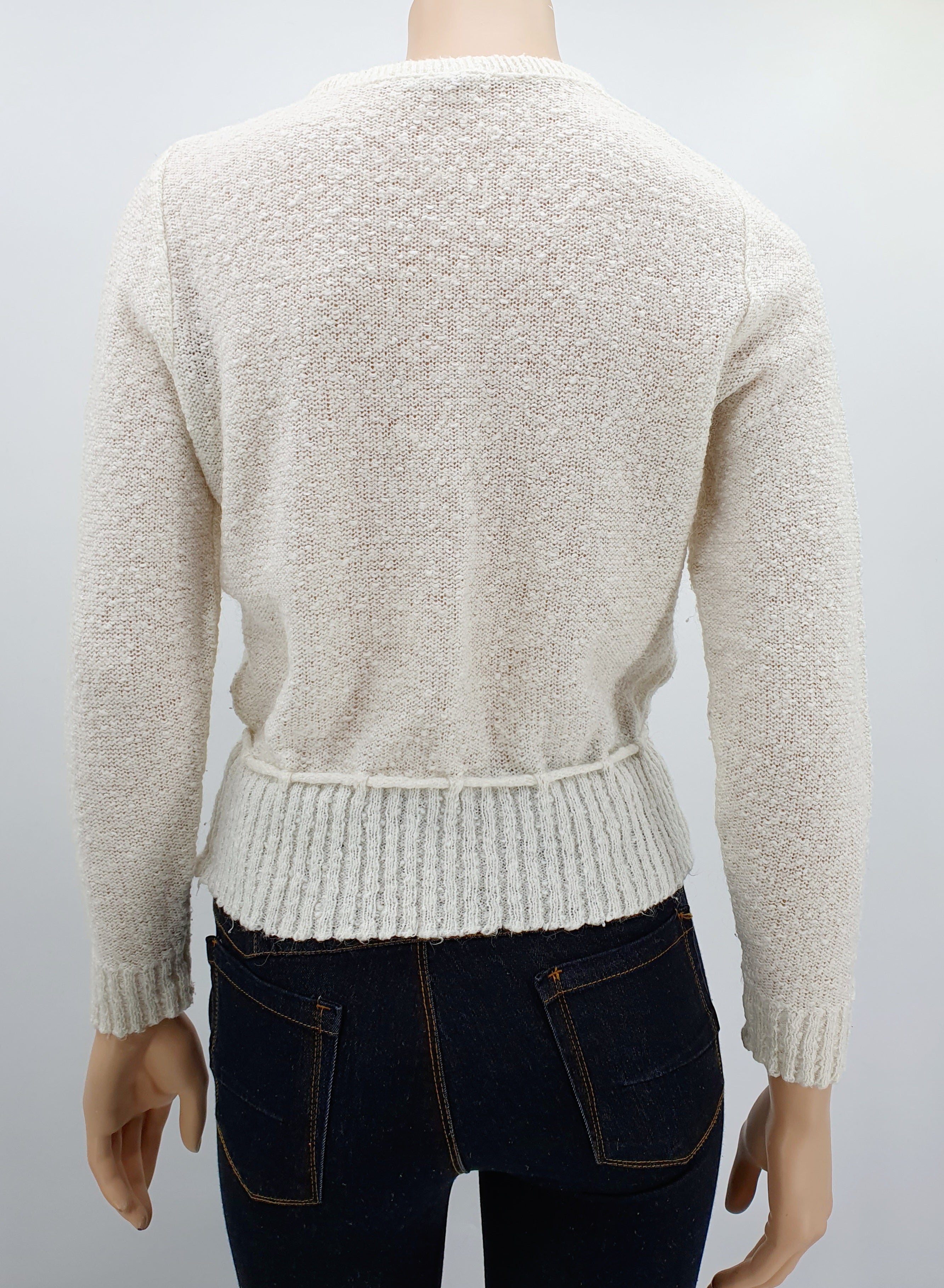 Luonnonvalkoinen lyhyt neulepusero 80-luvulta koko 36 takaa kuvattuna