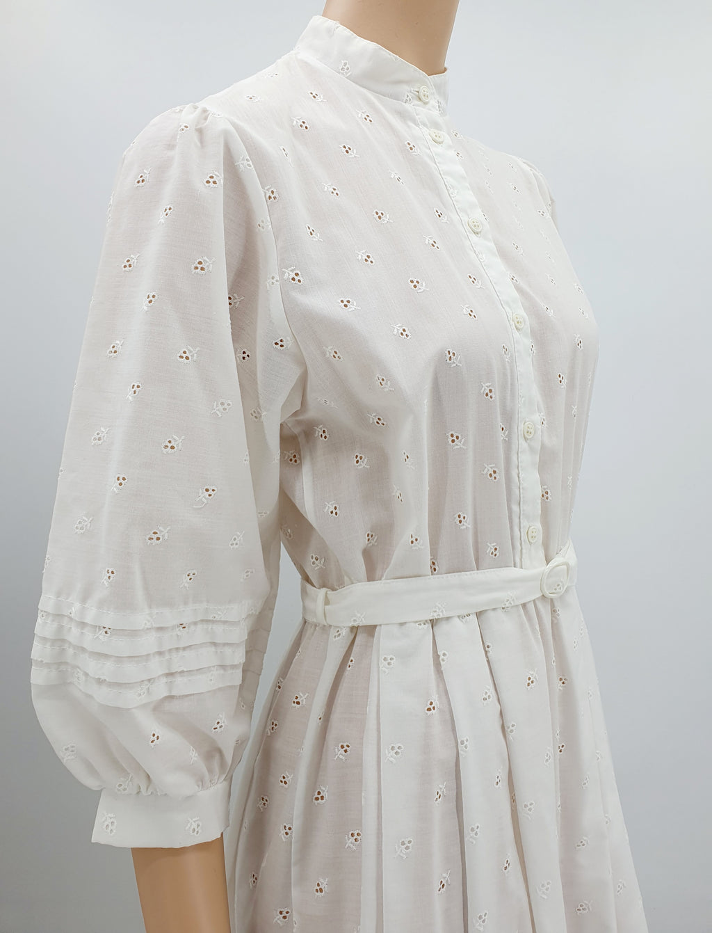 Scantex, valkoinen juhlamekko 80-luvulta, koko 36, kuva yläosasta