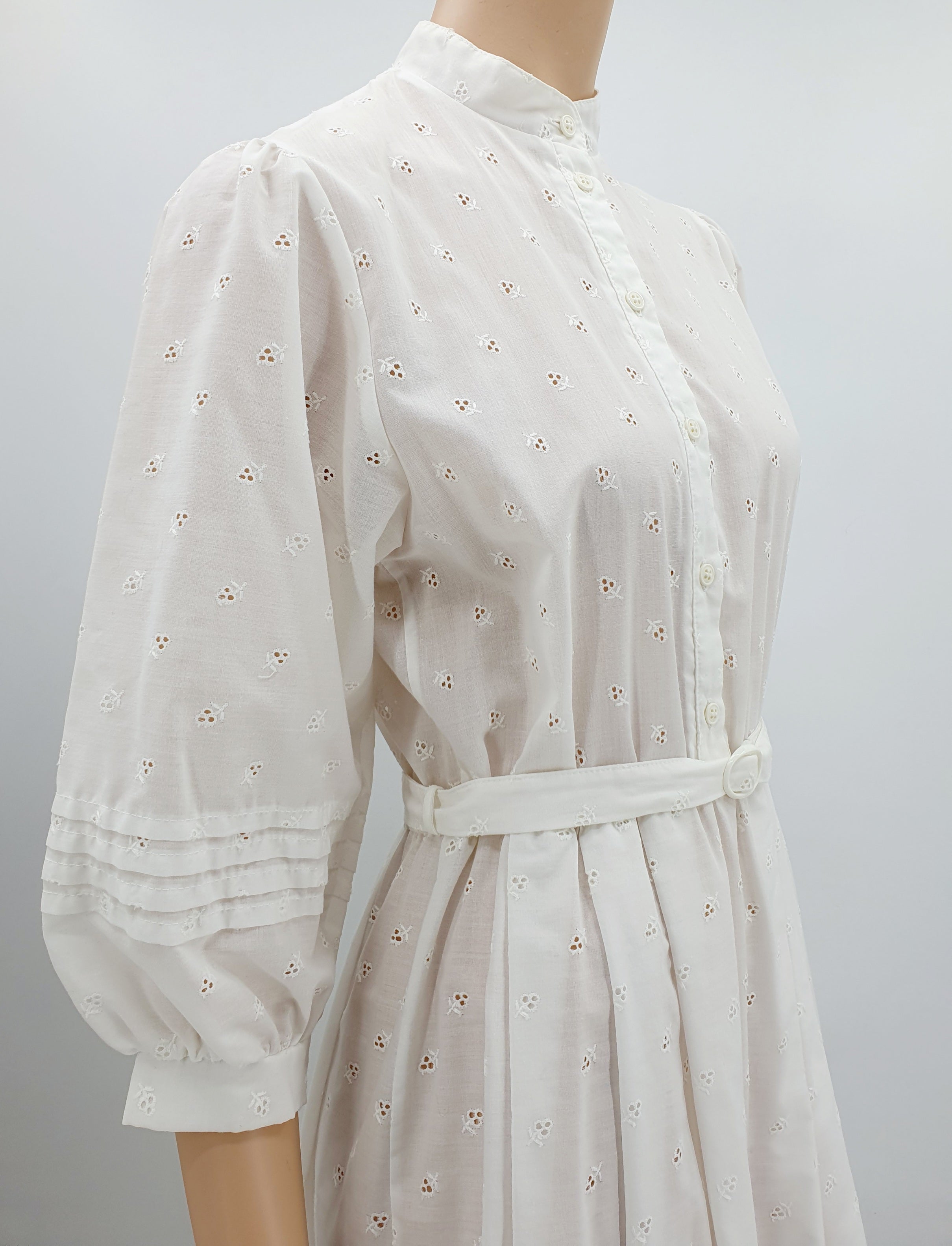 Scantex, valkoinen juhlamekko 80-luvulta, koko 36, kuva yläosasta