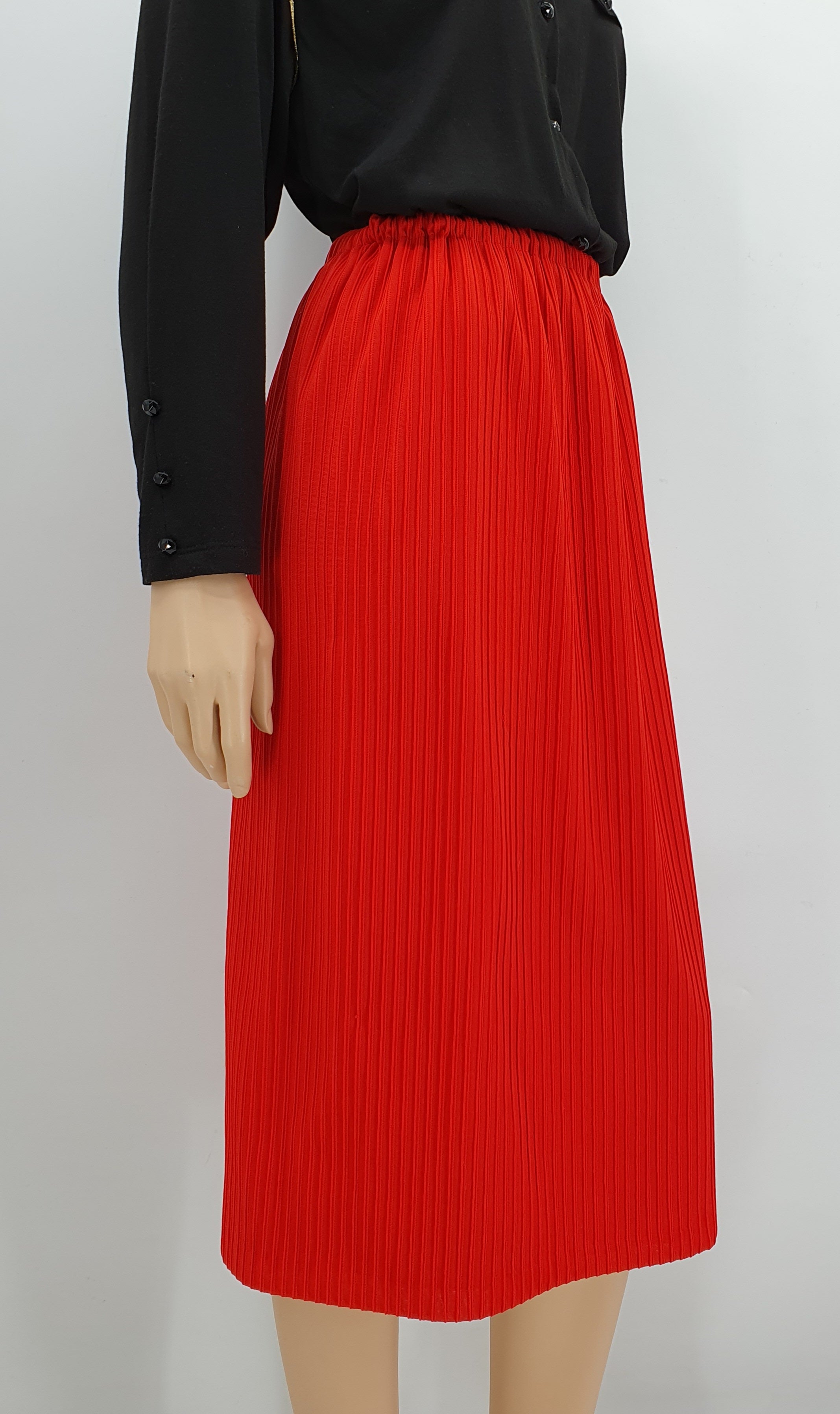 Carolin, punainen hame 80-luvulta, vyötärö 70-80cm, koko 36-38-40