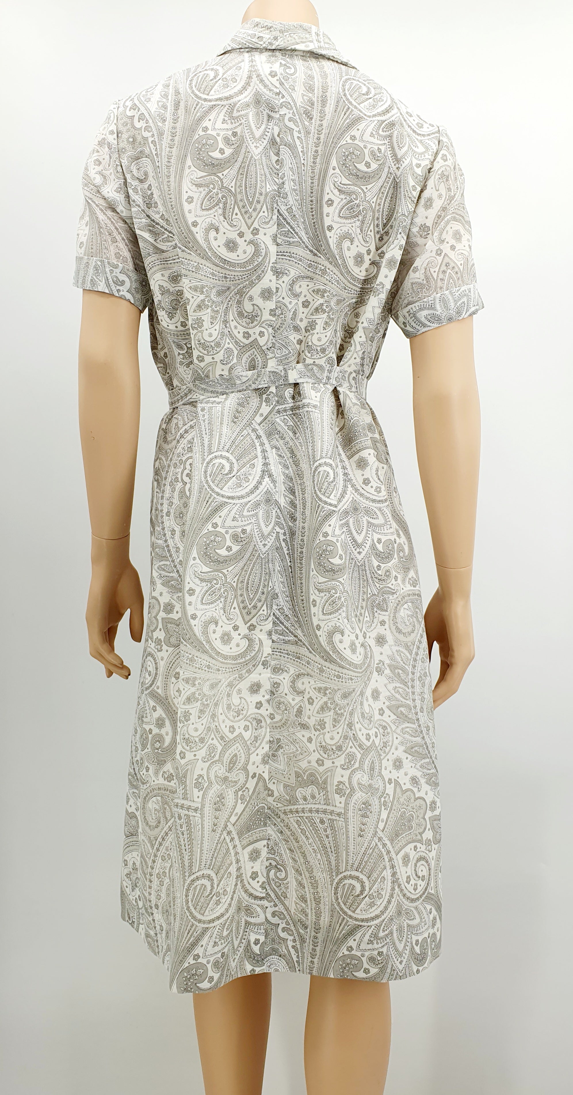 Harmaavalkoinen vintagemekko 70-luvulta. paisleykuvio, lyhythihainen, kuva selkäpuolelta