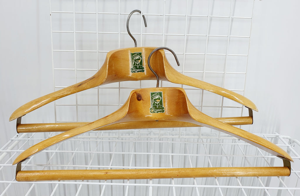 Puku-Pekka vintage vaatehengari, materiaali lakattu puu