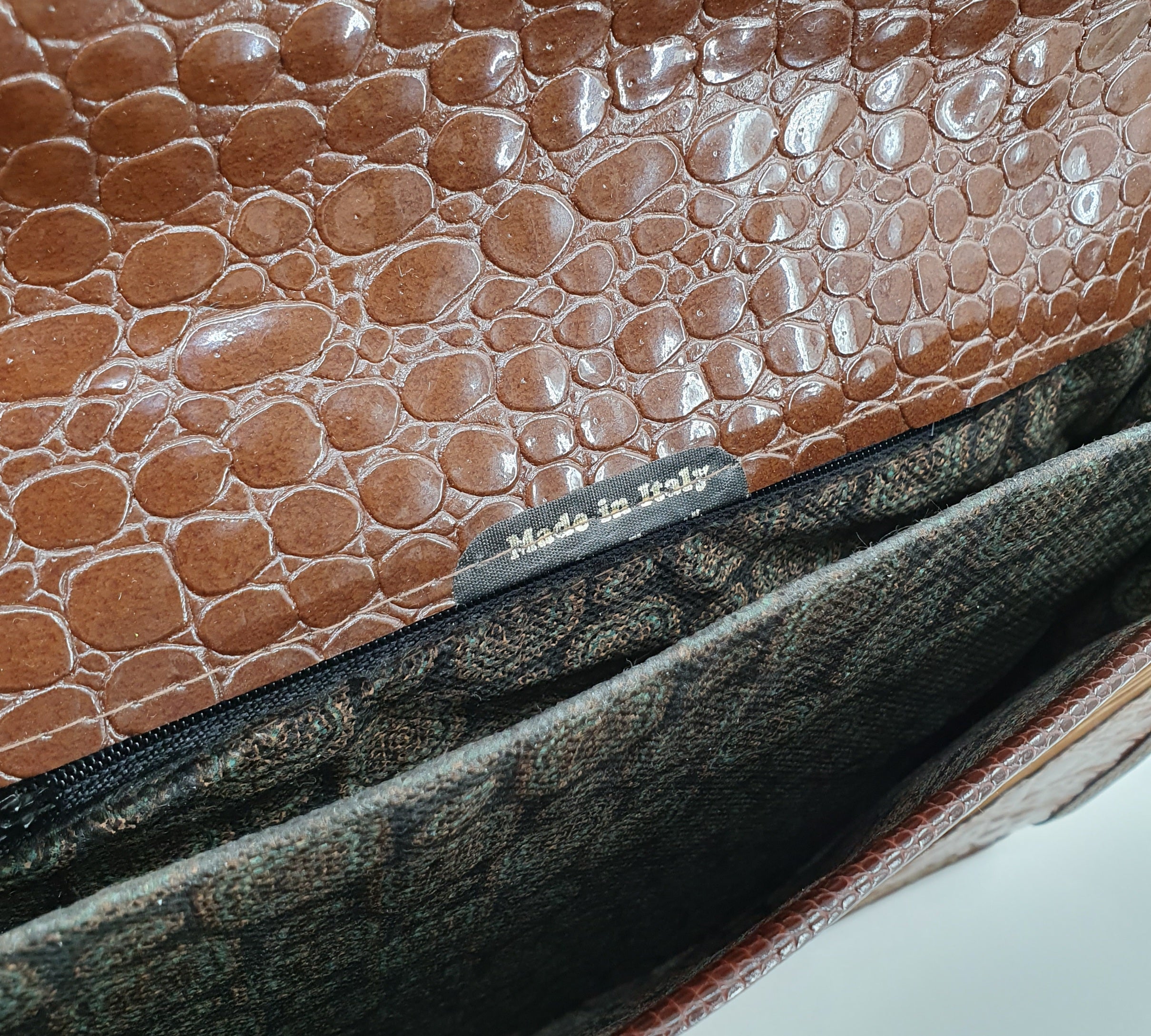 Ruskea kiiltonahkasalkku 80-luvulta, kuva sisältä