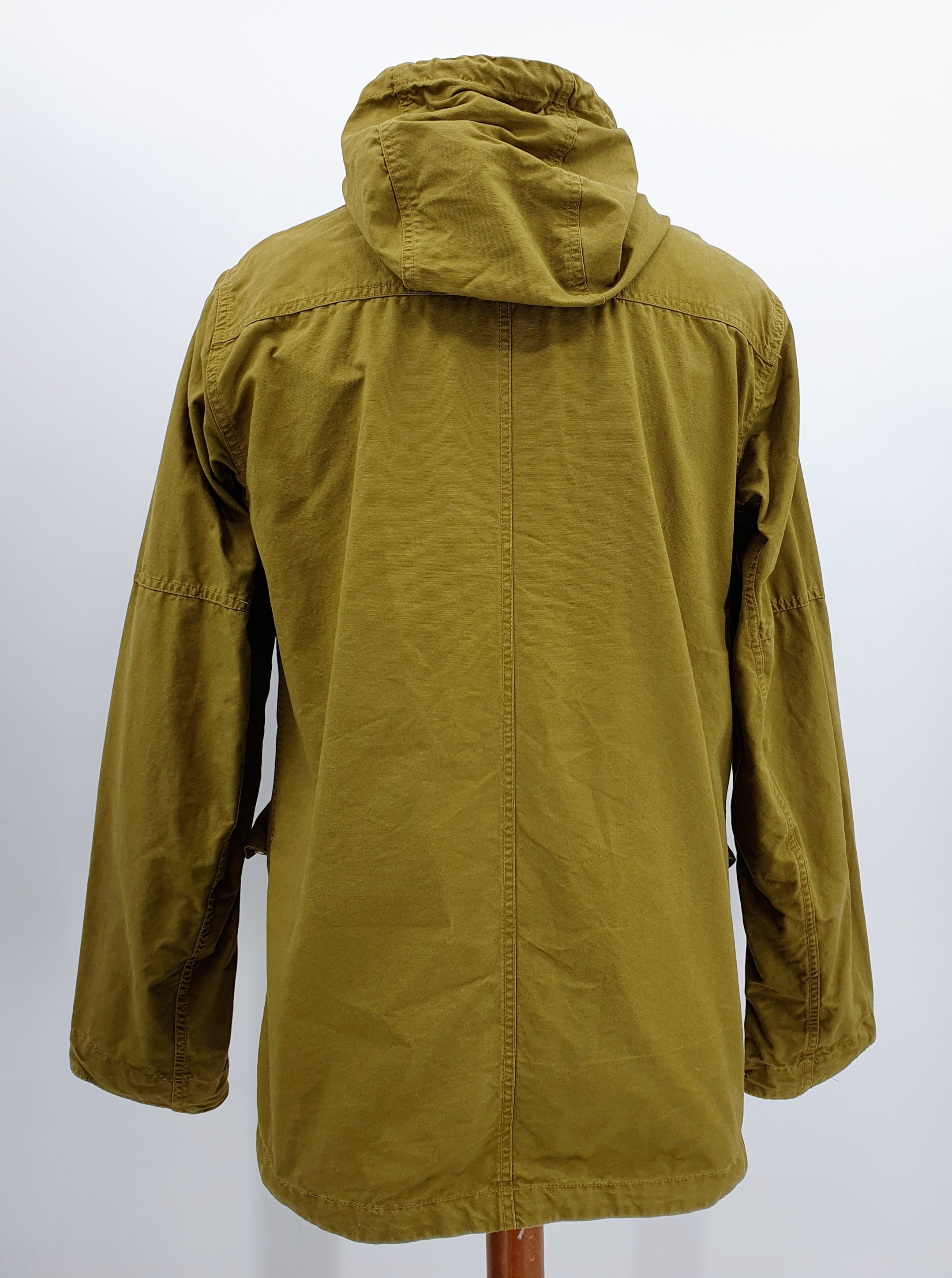 Burton, oliivinvihreä parkatakki miehelle, secondhand ulkoilutakki, kuva selkäpuolelta