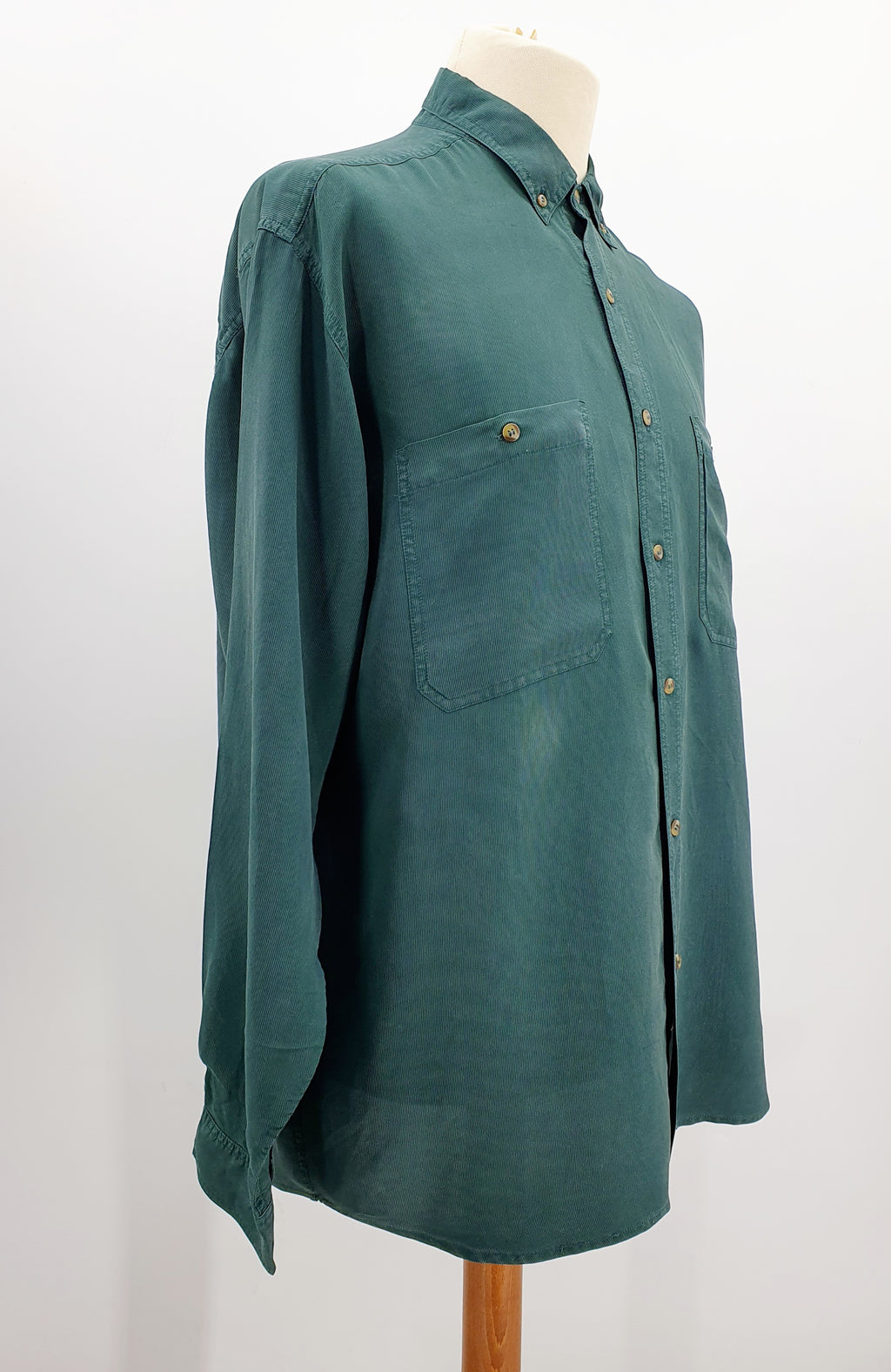 Miesten vintage silkkipaita 90-luvulta, väri metsänvihreä, koko L, kuva sivulta