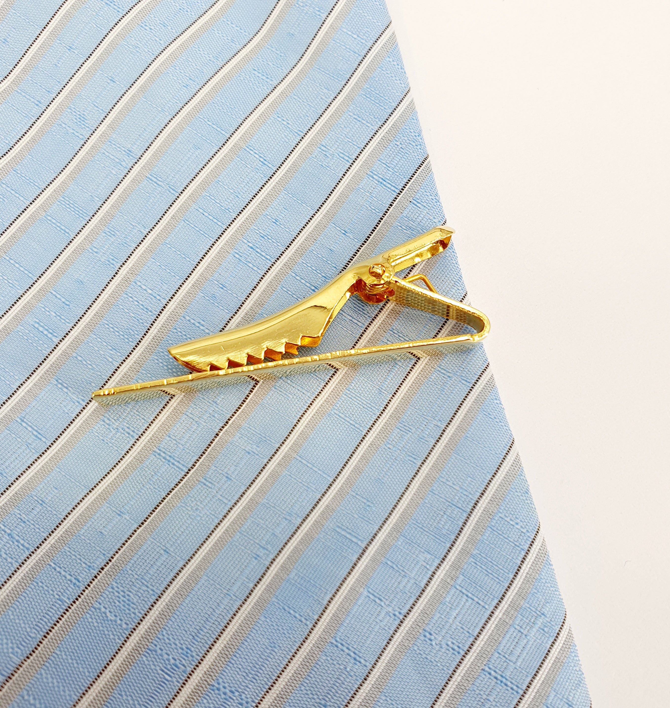 Plain gold tie clip from the 90s-2000s