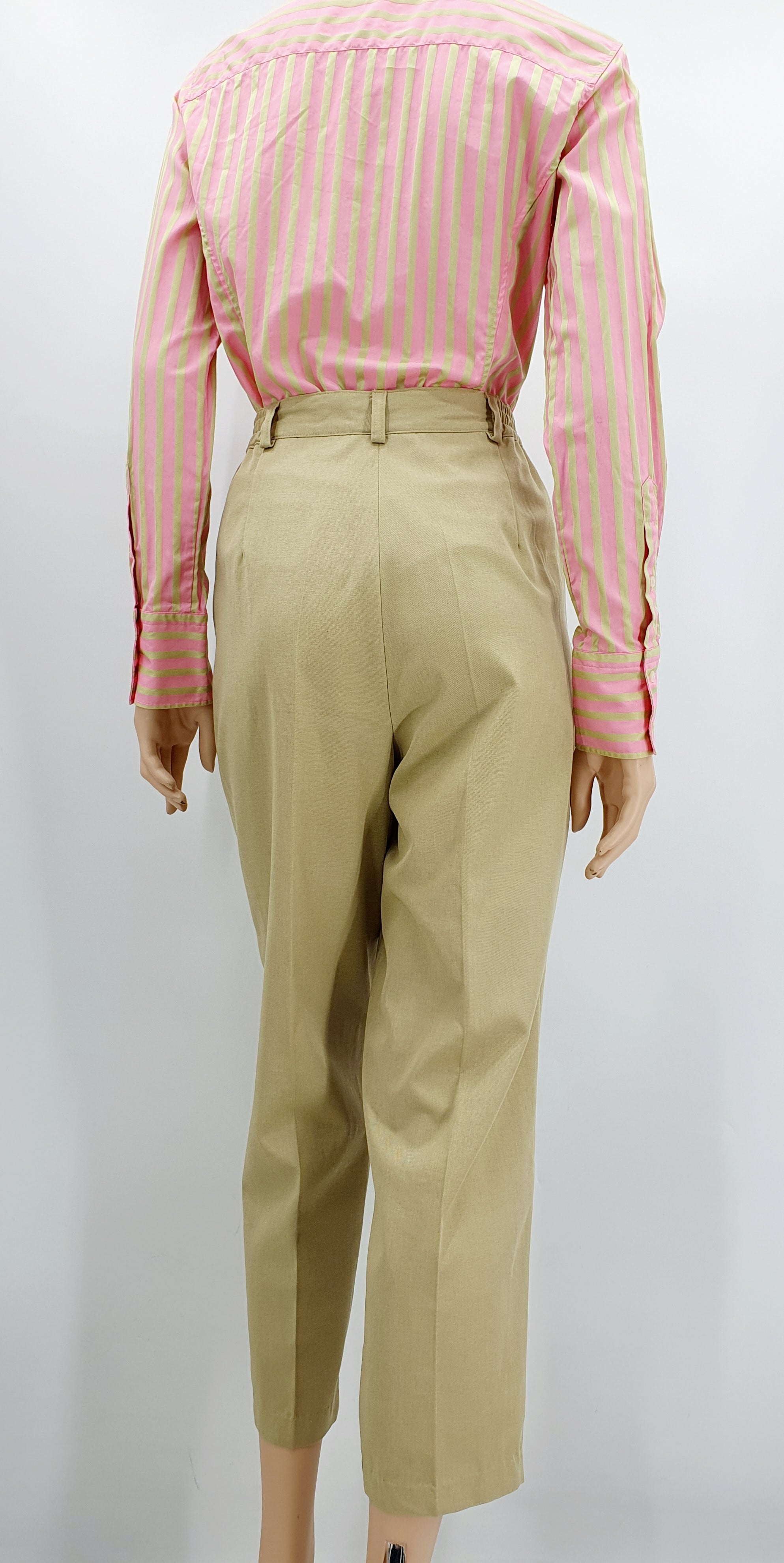 Korkeavyötäröiset naisten housut 1980-90-luvulta, väri beige, kuva selkäpuolelta