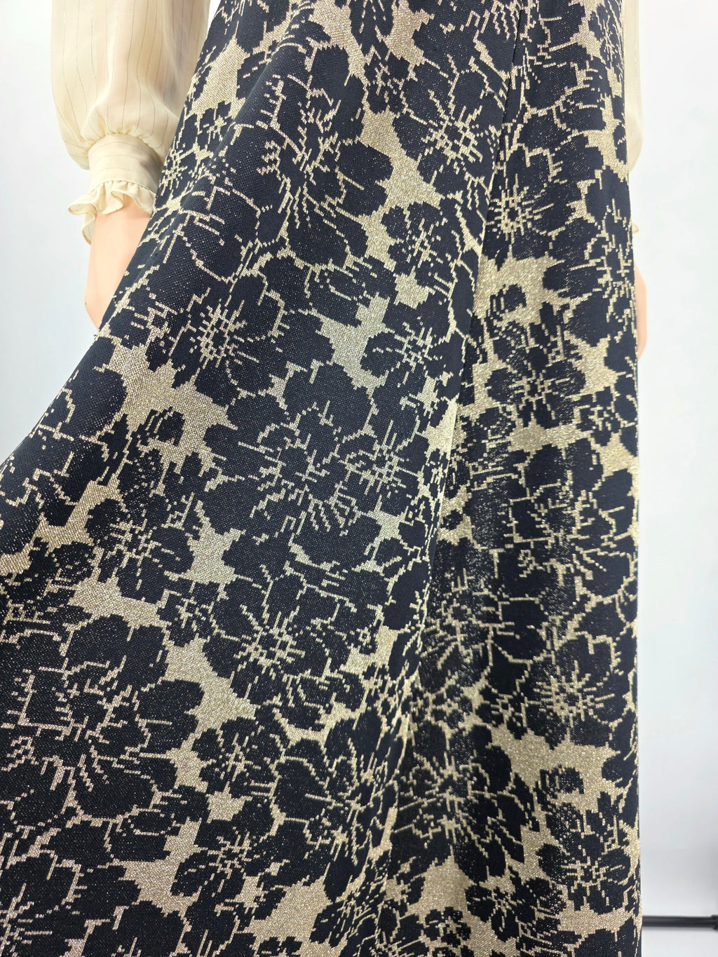 A-line maxi skirt from the 70s, color gold/black, waist 72cm, size 36/38