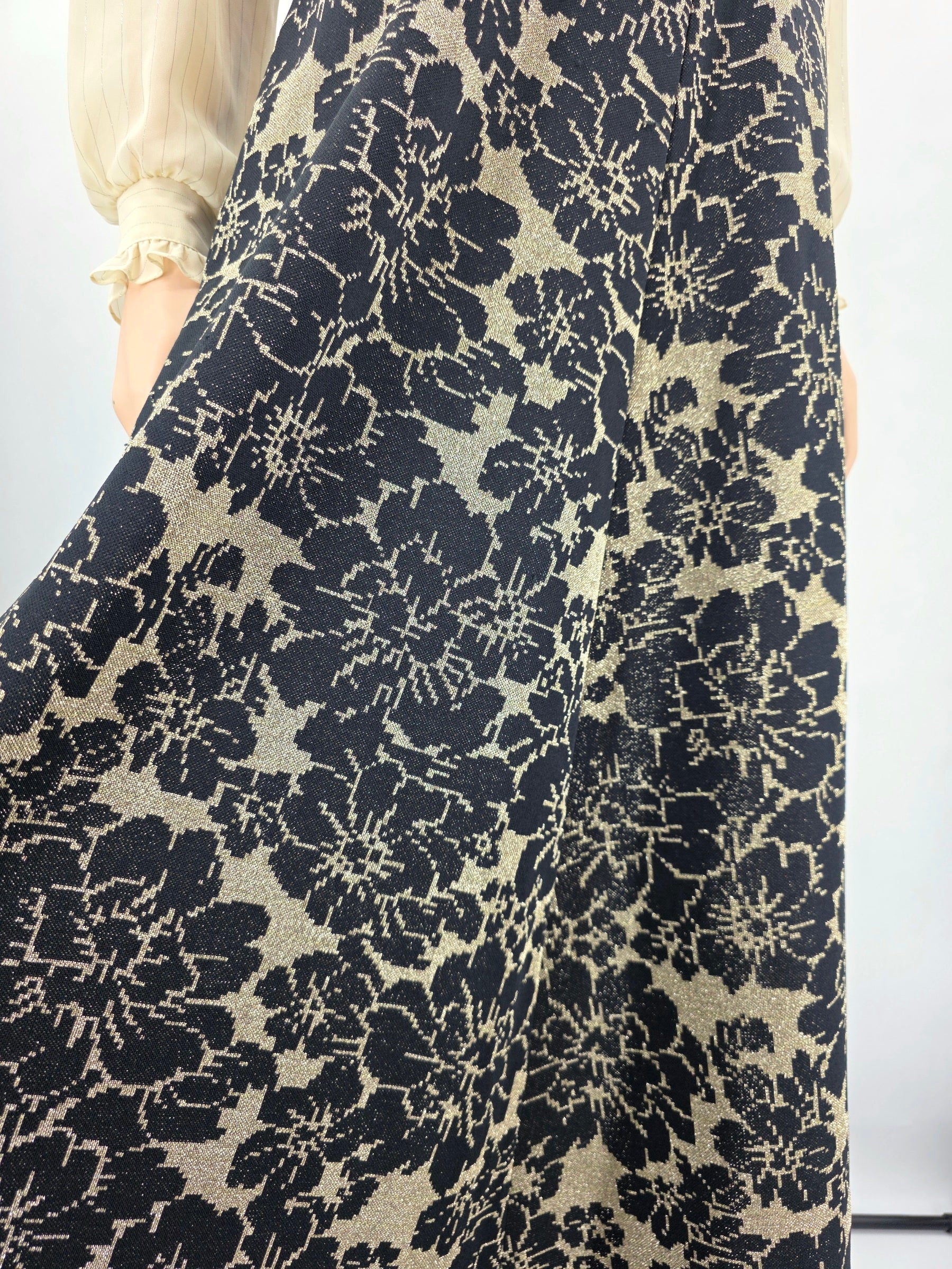 A-line maxi skirt from the 70s, color gold/black, waist 72cm, size 36/38