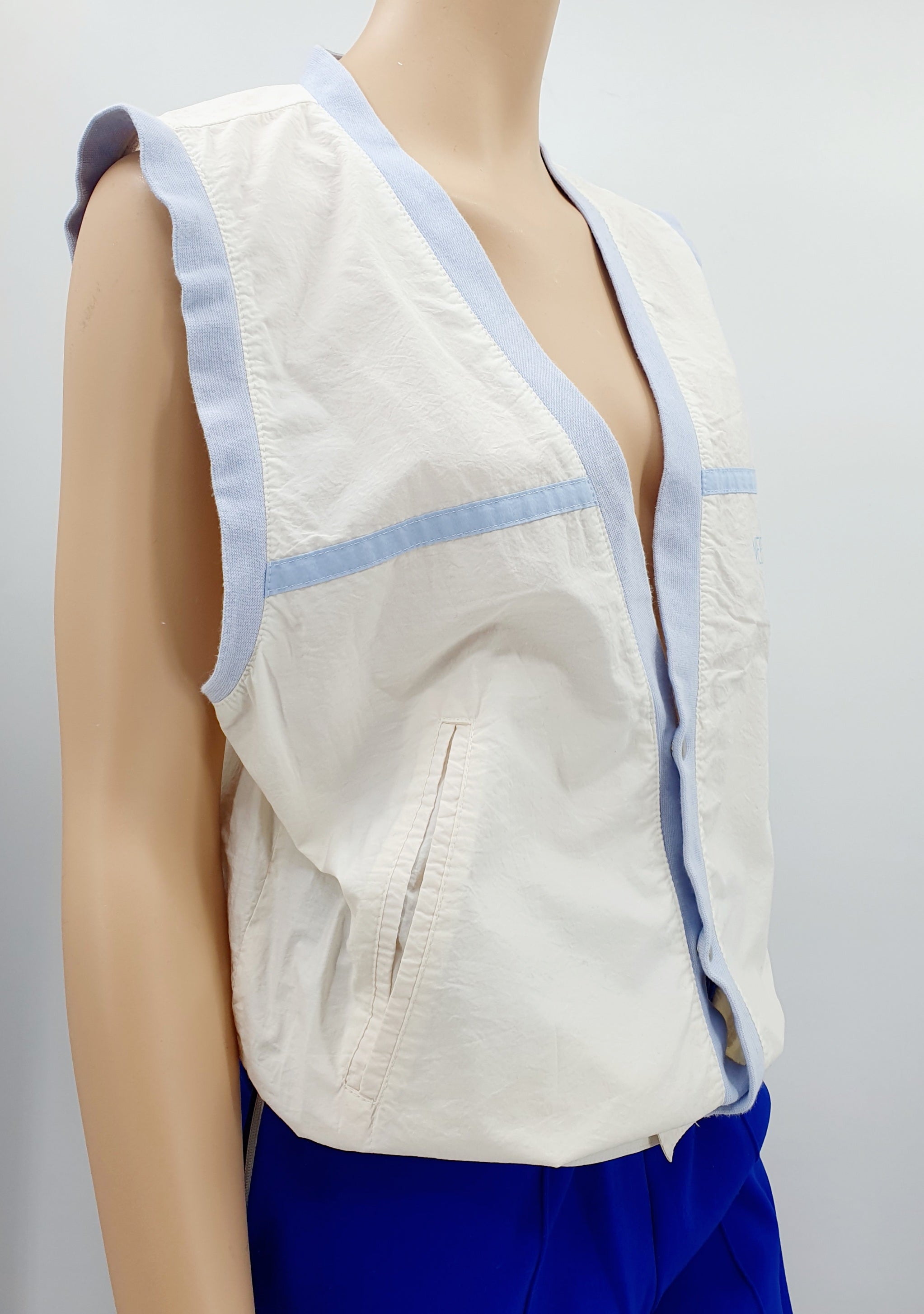 Weekend, valkoinen liivi 80-luvulta, nepparikiinnitys, väri valkoinen/vaaleansininen, kuva sivulta