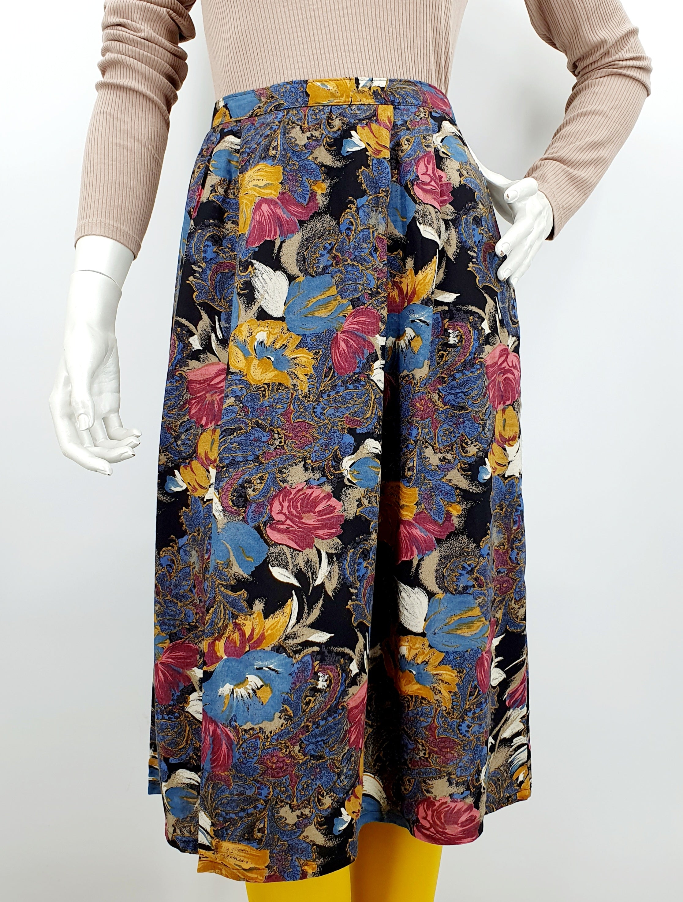 Floral patterned viscose skirt from the 80s-90s, waist 74cm, size 36(38)