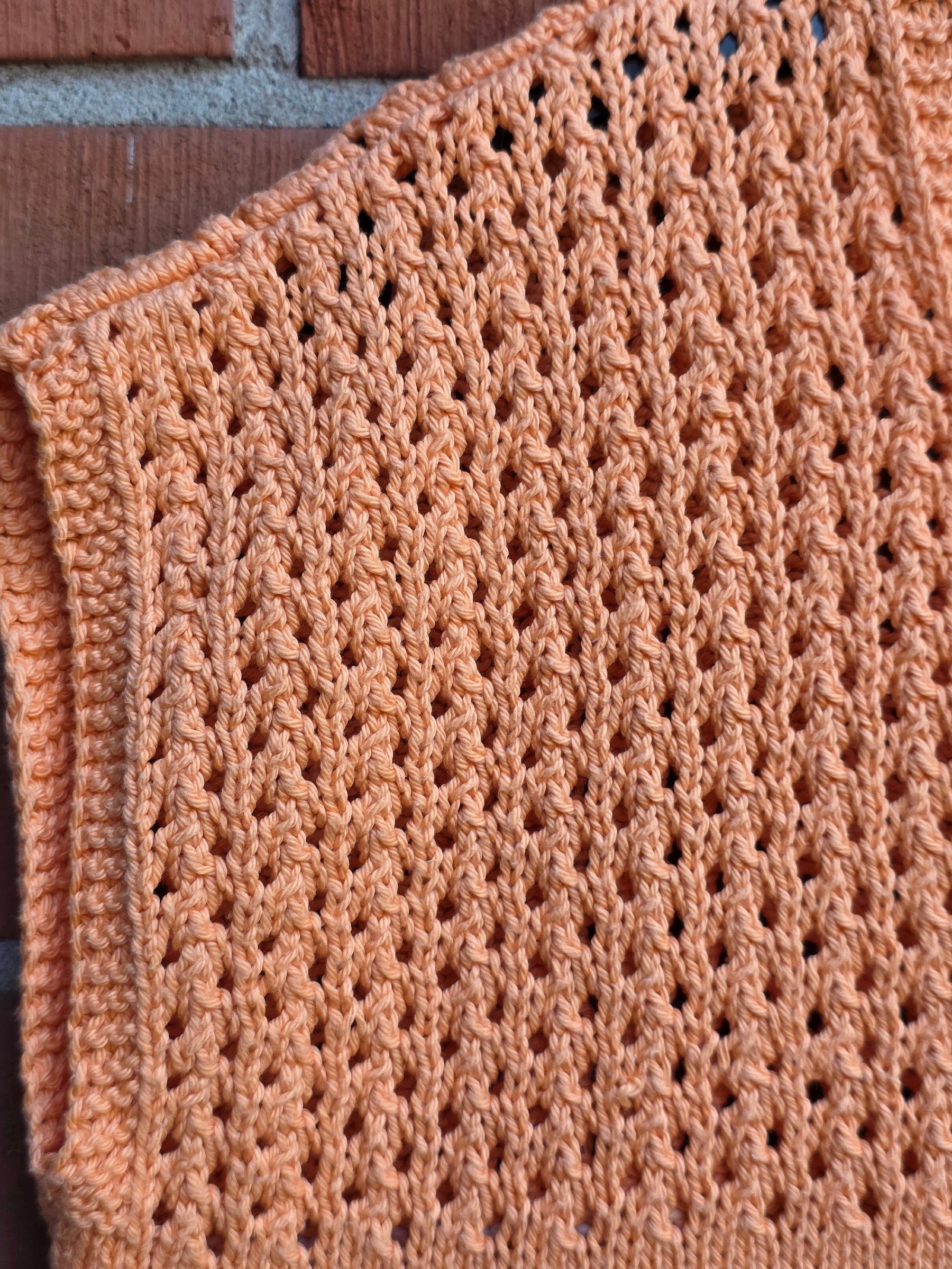Light orange knitted top, size 40-42