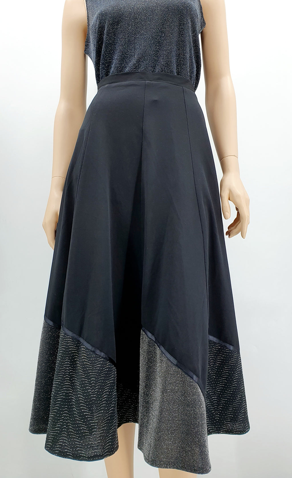 Black party skirt from the 80s, bell skirt, waist 76cm, size 38