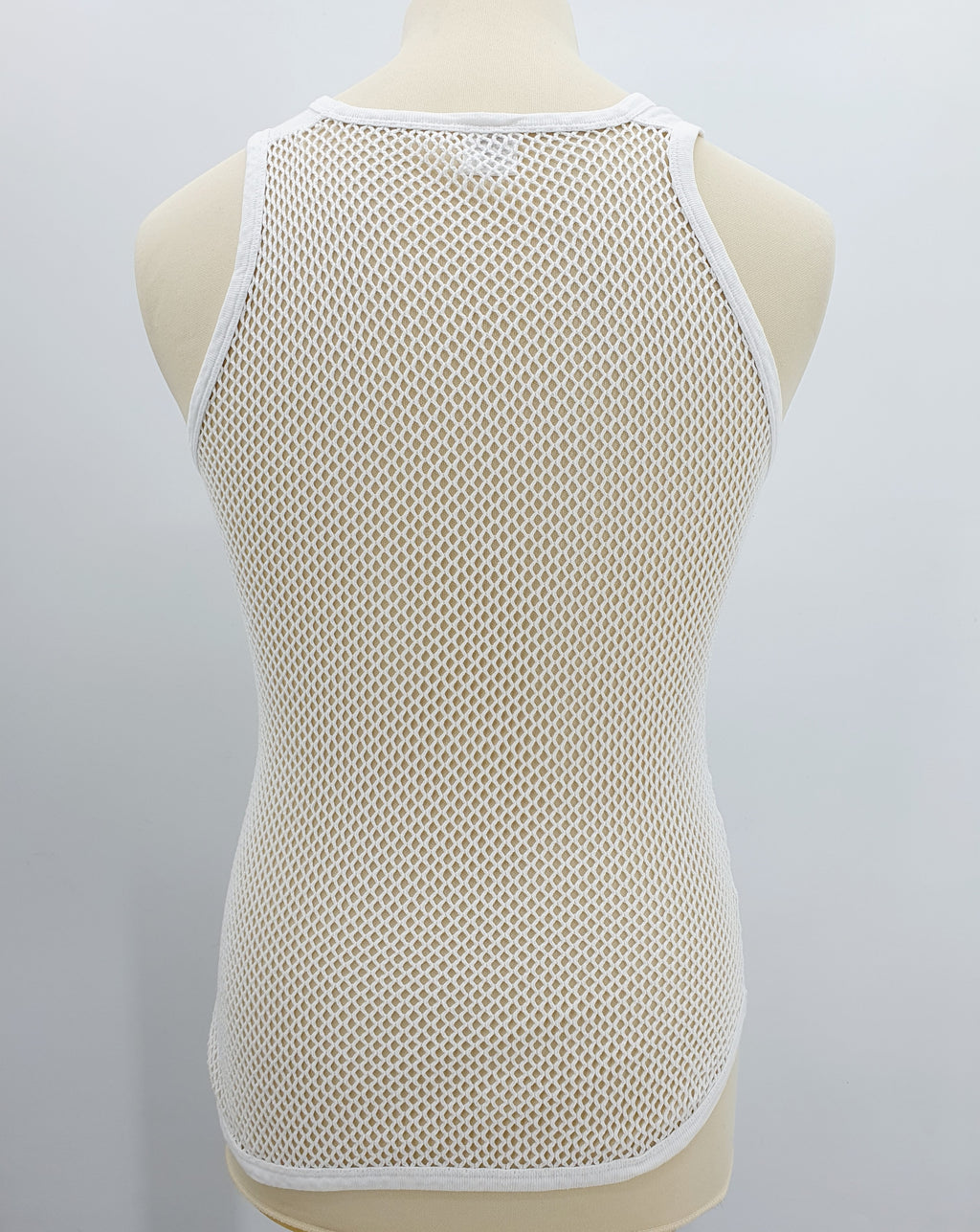 Miesten valkoinen verkkopaita, kuva takaa