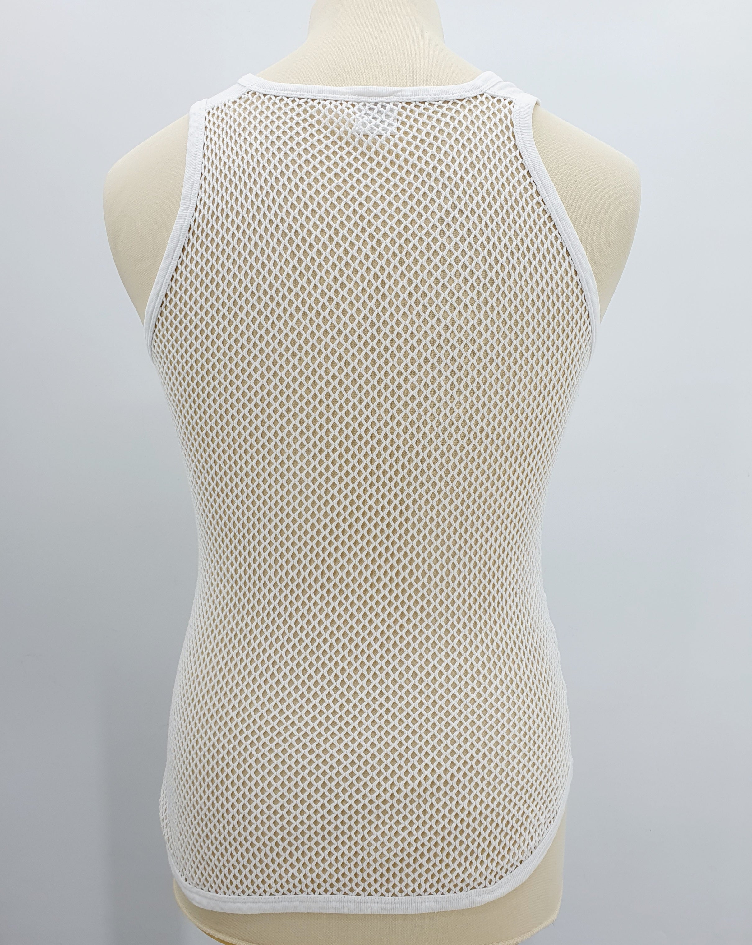 Miesten valkoinen verkkopaita, kuva takaa