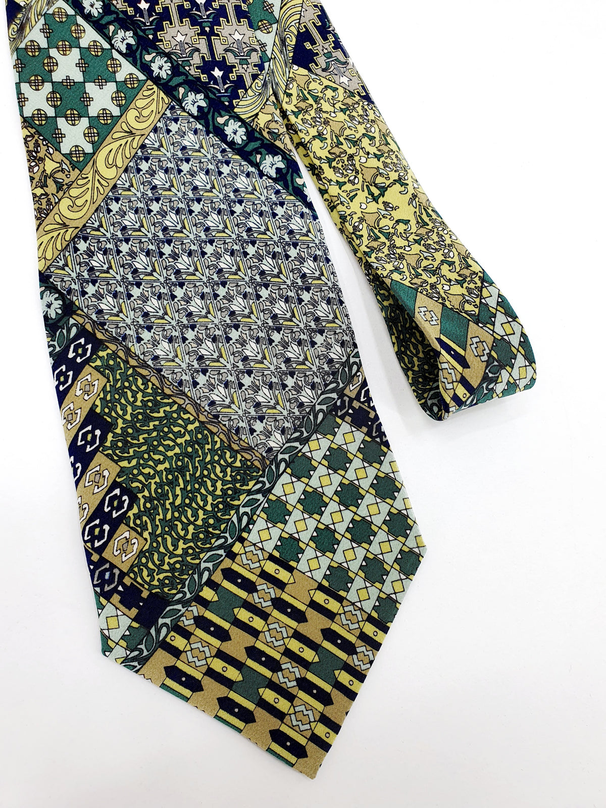 Marja Kurki, tilkkukuvioinen silkkikravatti 90-luvulta, 90s silktie