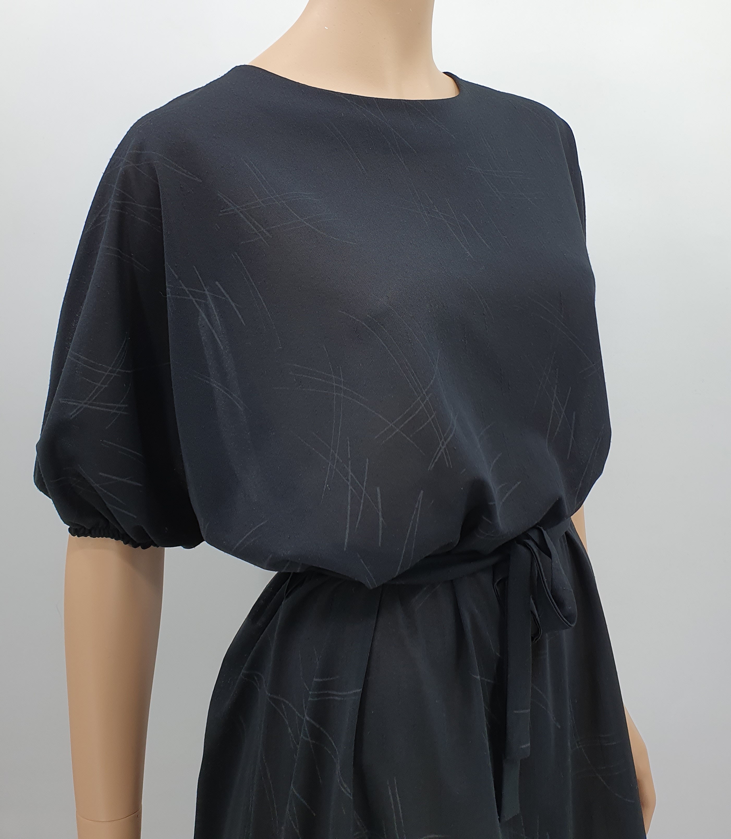 Musta vintagemekko 1980-luvulta, puolipitkät hihat, kuva yläosasta