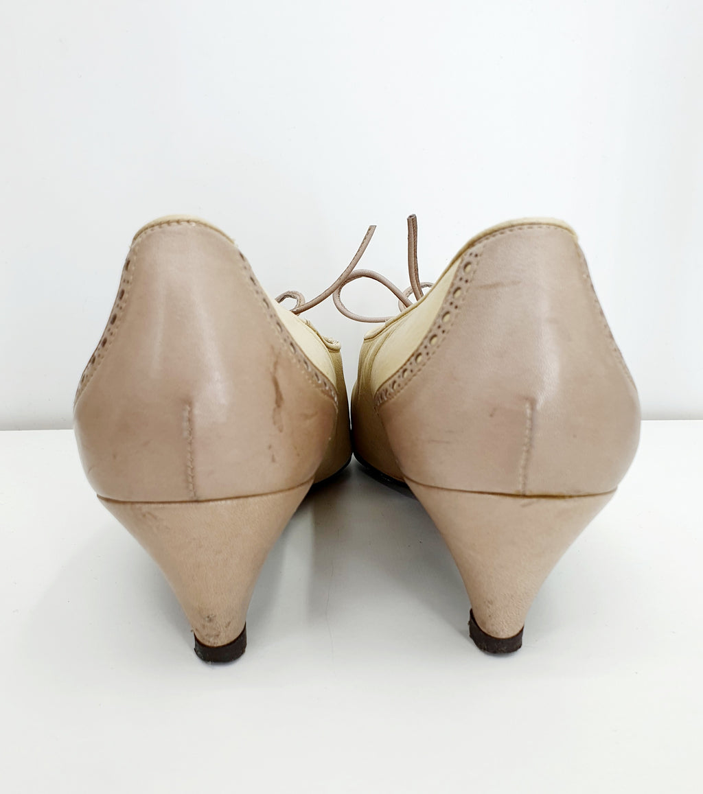 Pertti Palmroth, nauhalliset korkokengät 1960-70-luvulta, väri beige-kerma, kuva takaa