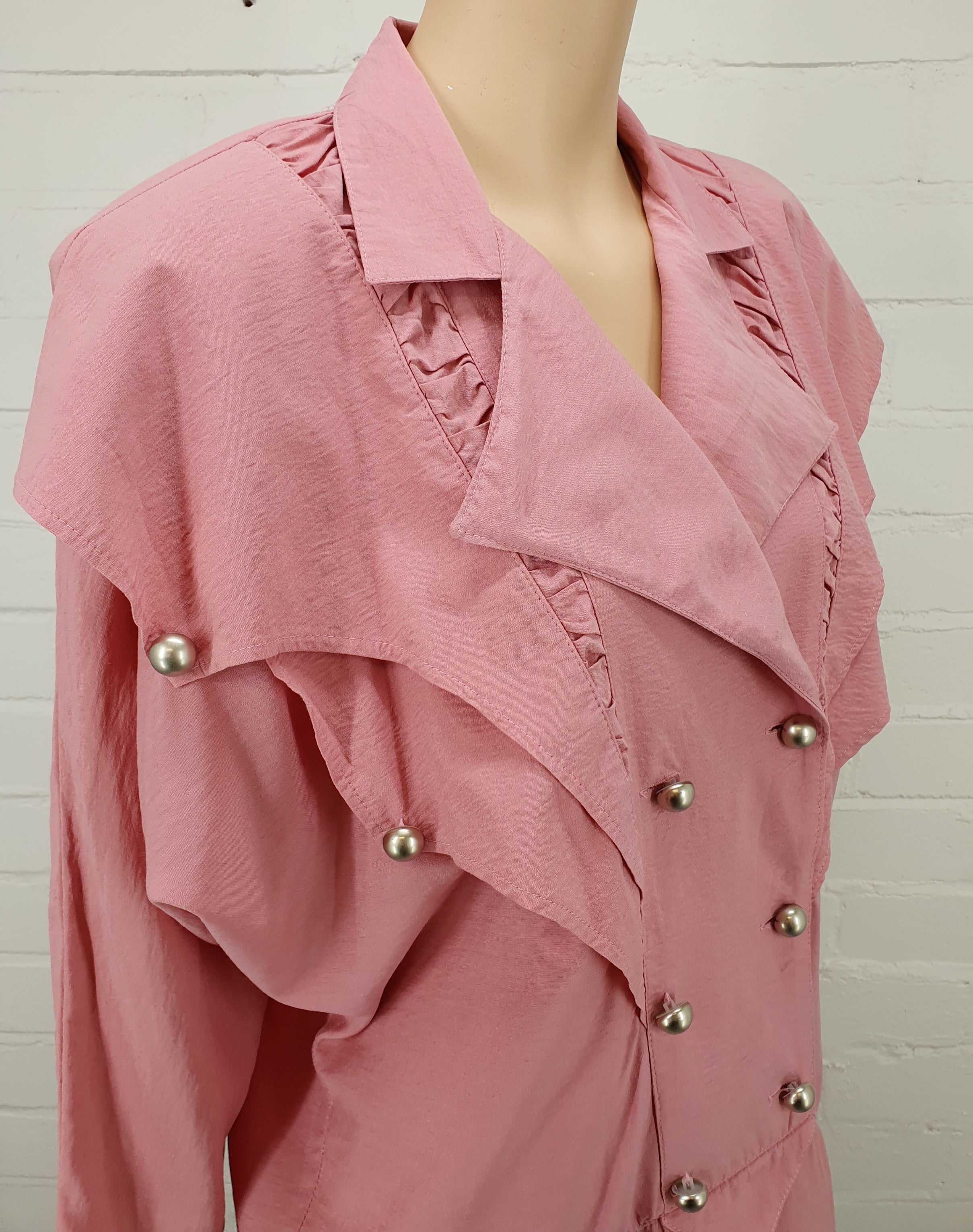 Vaaleanpunainen mekko 80-luvulta, isot olkatoppaukset, kuva olalta