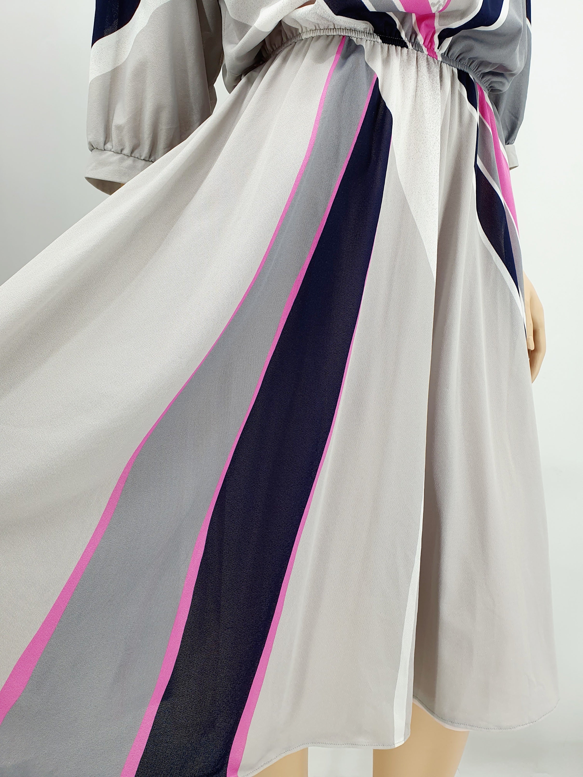 Vaaleansävyinen retromekko 80-luvulta Lepakkohihat Kuminauhavyötärö Kuva helmasta