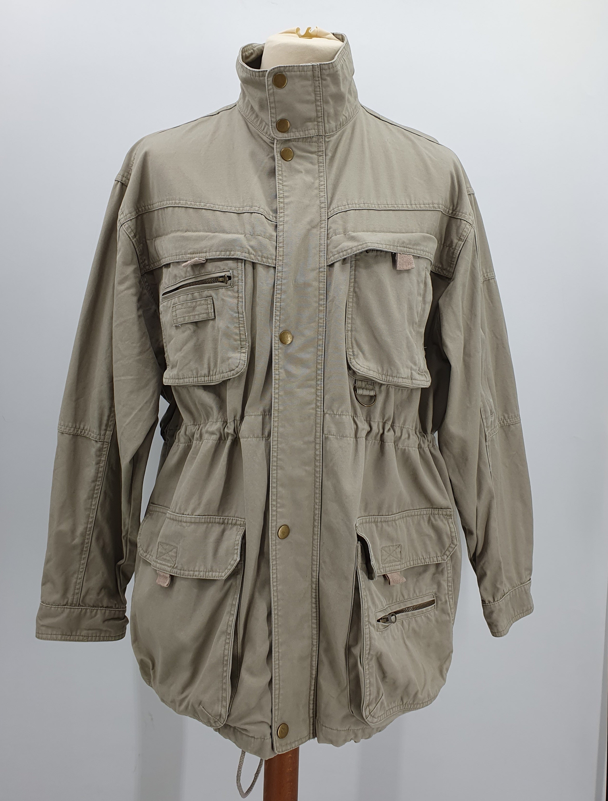 Beigen värinen miesten parkatakki 90-luvulta, paljon taskuja