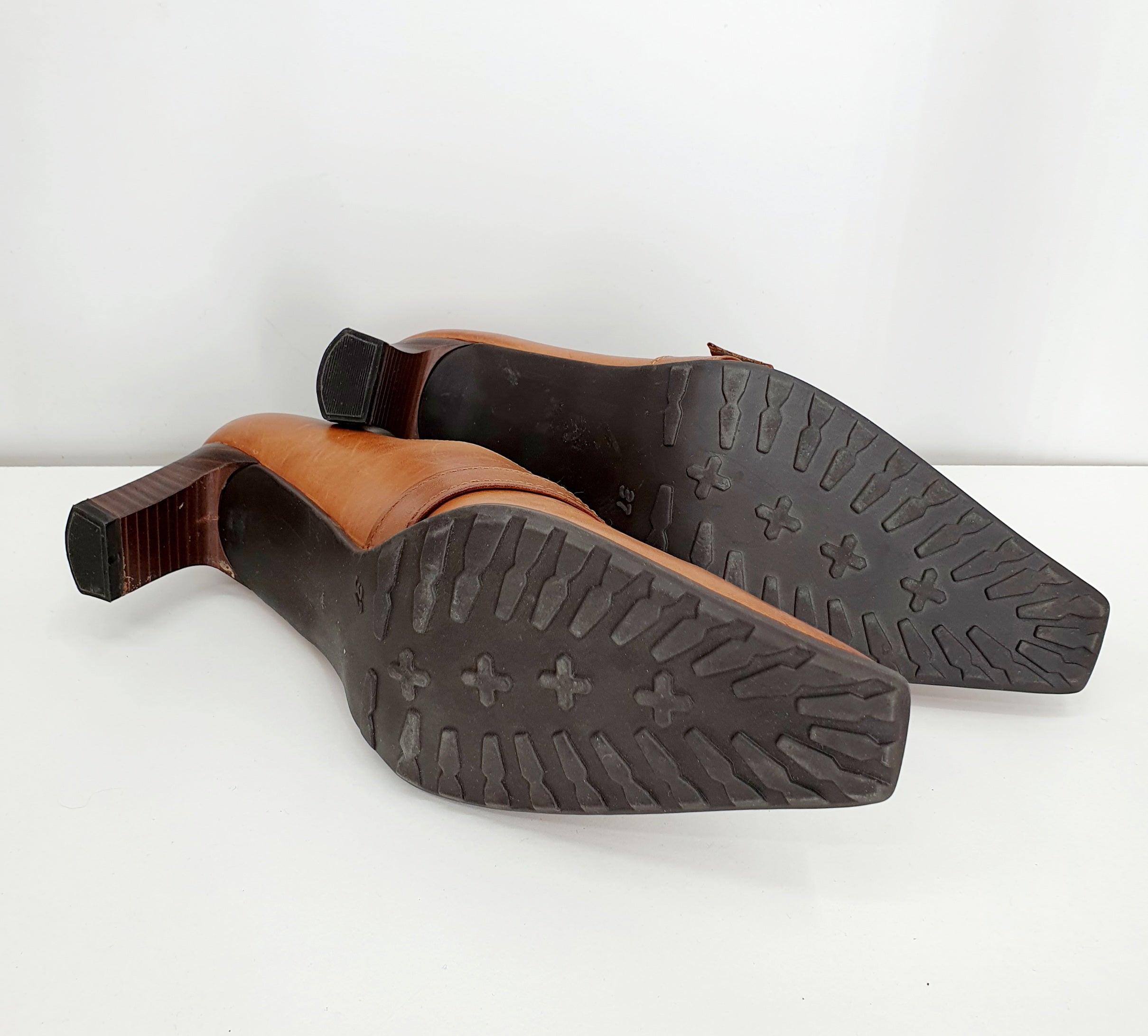 Sally O´Hara, punertavan ruskeat tasakärkiset korkokengät 2000-luvulta, aitoa nahkaa, kuva pohjasta