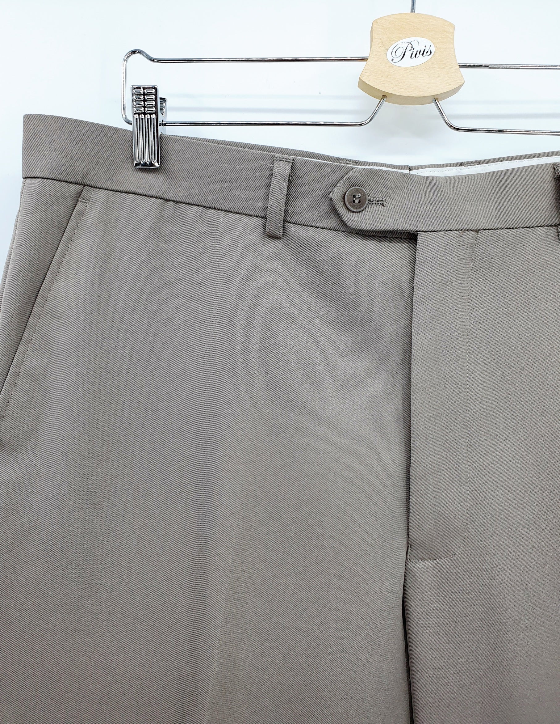 Miesten suorat housut, väri vaaleanruskea, 2000-luvulta, lähikuva vyötäröstä