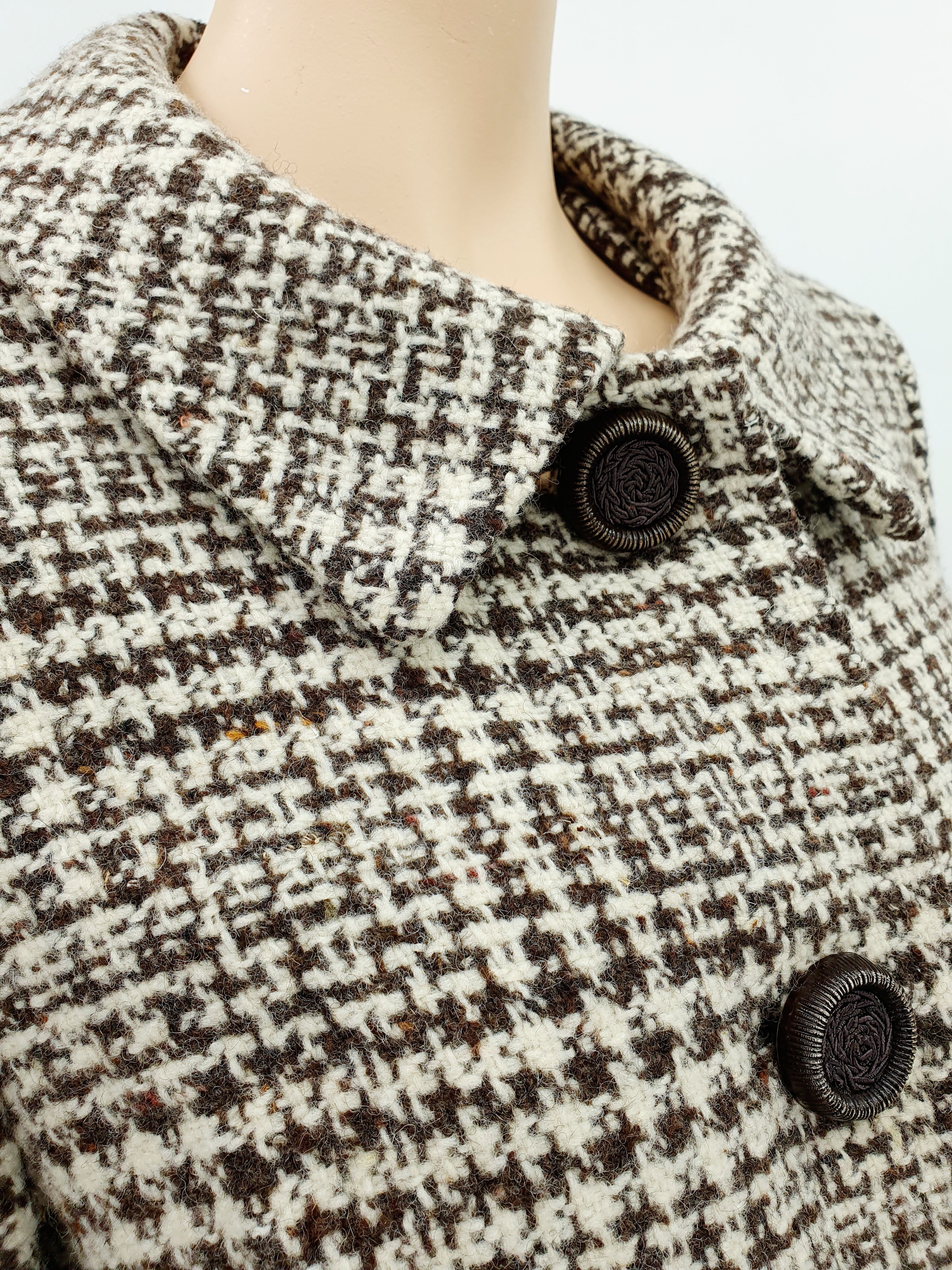 Ruskea-valkoinen villasekoitejakku 1950-60-luvulta, ruutukuviointi, lähikuva kankaasta