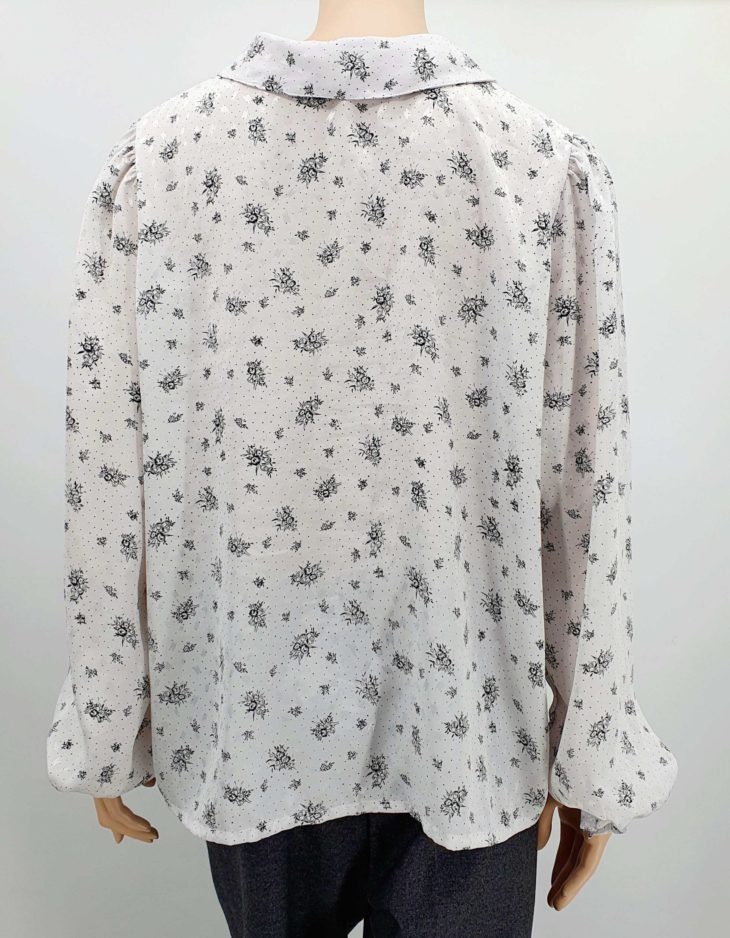 Mustavalkoinen naisten vintagepaita 1980-luvulta, pieni kukkakuvio, kuva selkäpuolelta