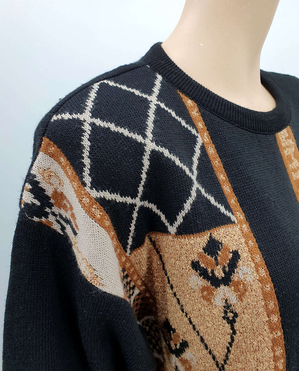 Kuviollinen vintage neulepusero 90-luvulta koko 38-40 lähikuva neuleesta