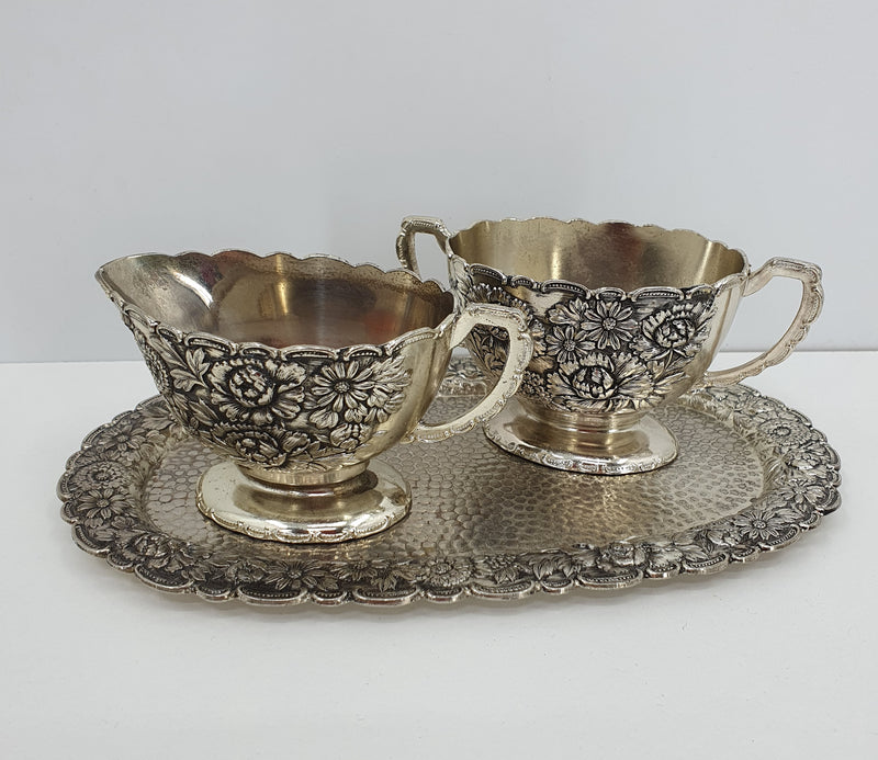 Vintage sokerikko ja kermakko aluslautasella 1960-70-luku