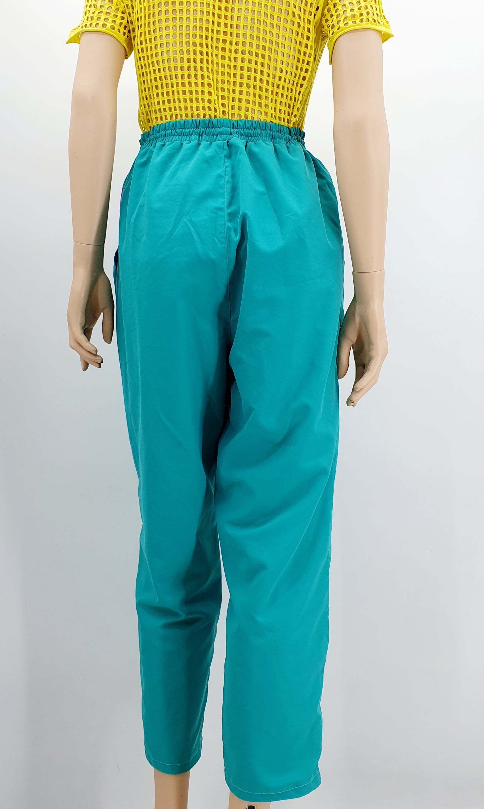 Vintage ulkoiluhousut 90-luvulta, väri vedenvihreä, kuva selkäpuolelta