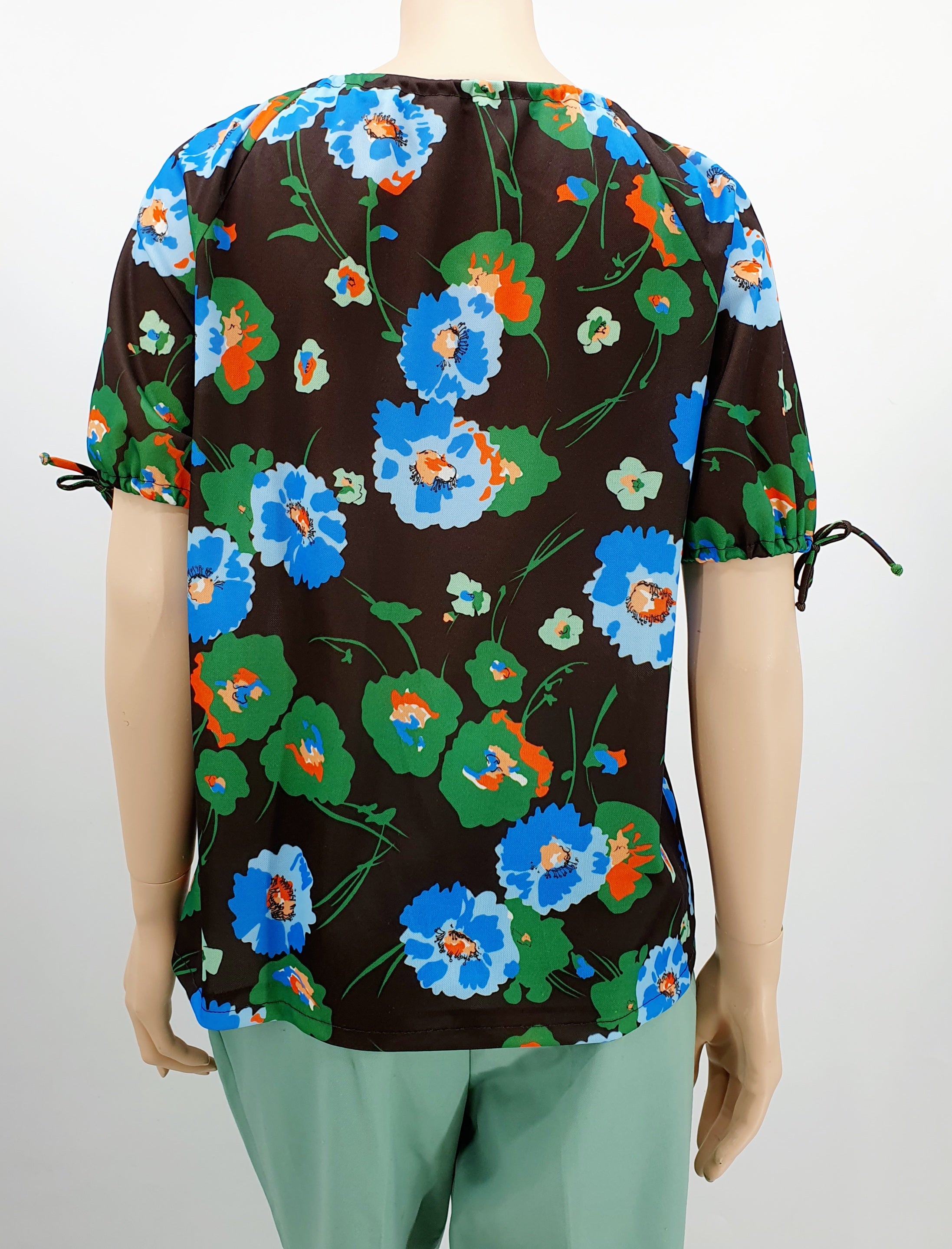 Lyhythihainen kukkapaita 70-luvulta, raglanhihat, kuva selkäpuolelta