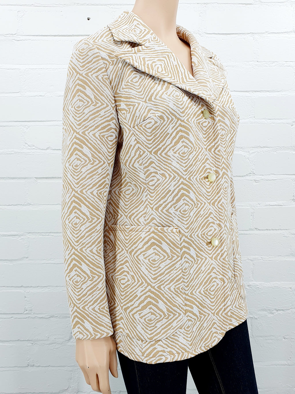 Naisten vintagejakku 70-luvulta, väri vaalea-beige, kuva sivulta