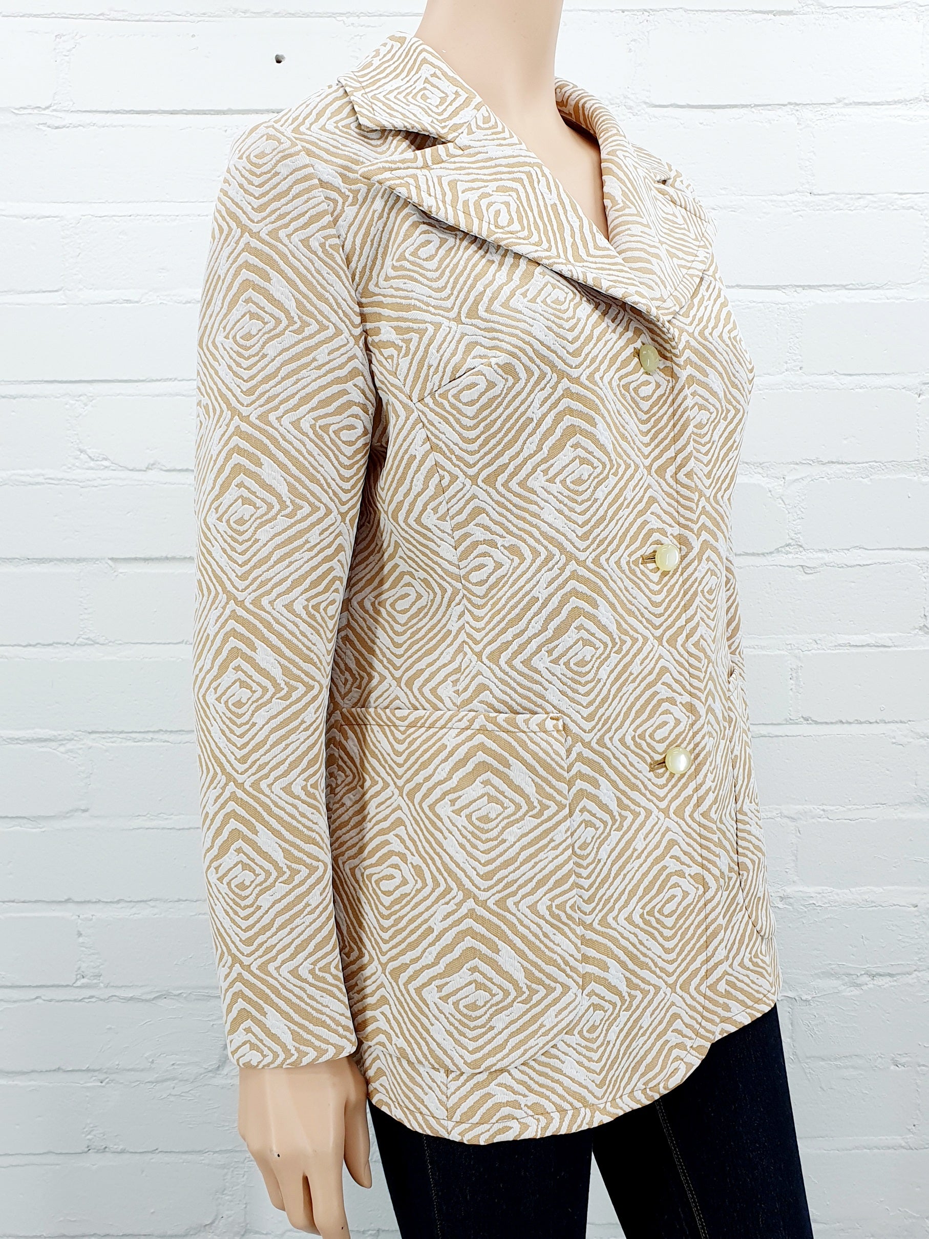 Naisten vintagejakku 70-luvulta, väri vaalea-beige, kuva sivulta