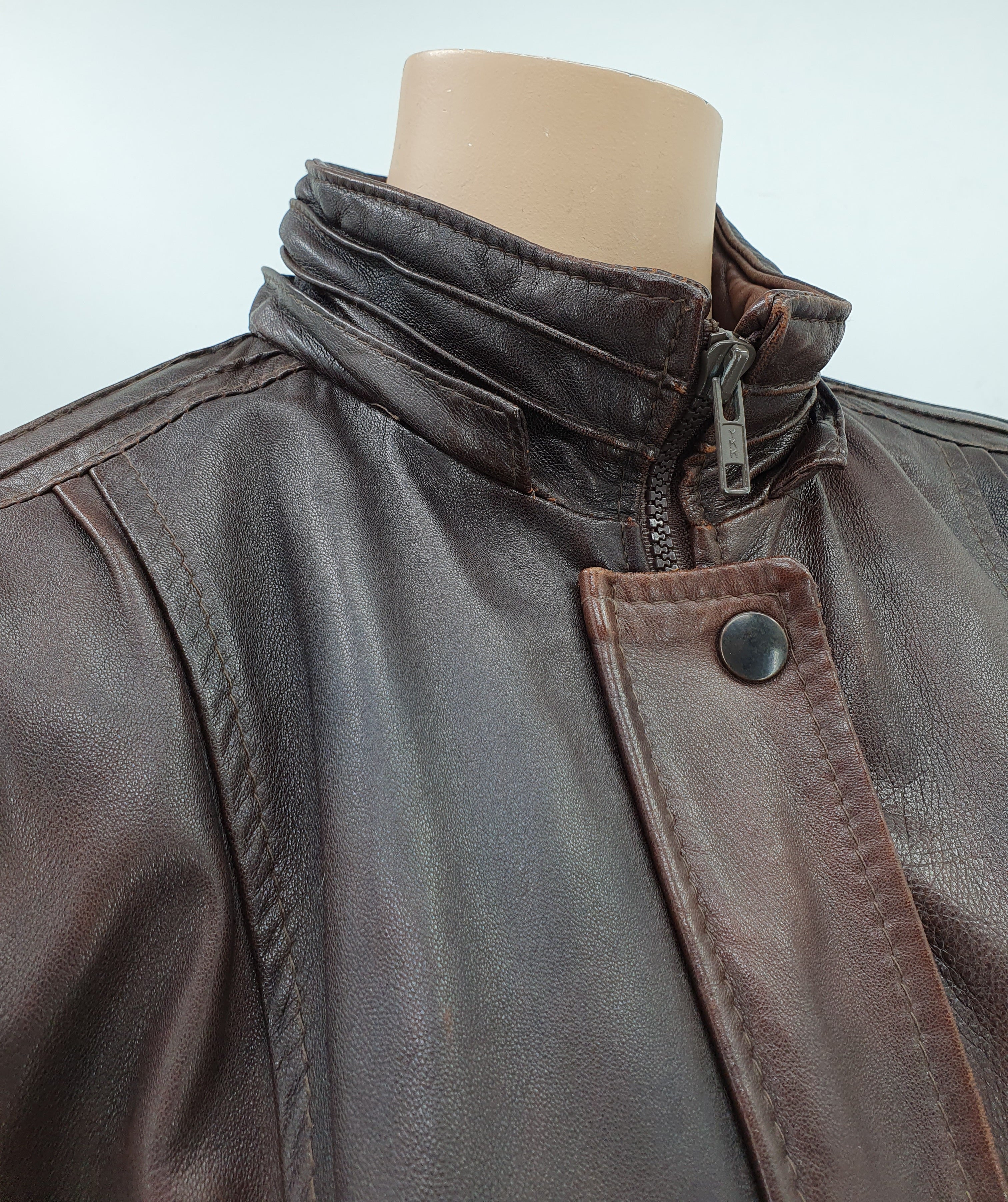 Tummanruskea hupullinen nahkatakki 80-luvulta, kuva kauluksesta