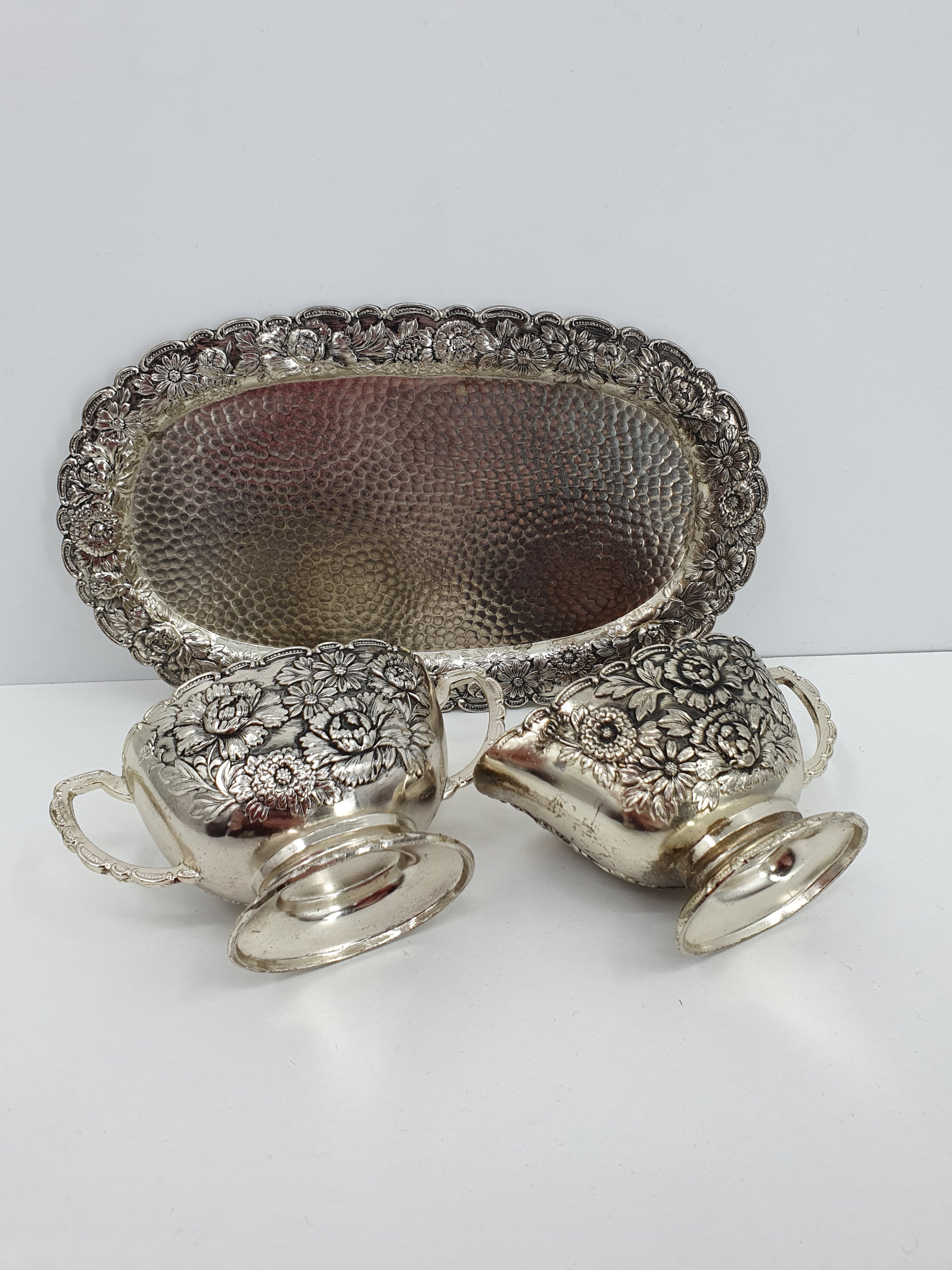 Vintage sokerikko ja kermakko aluslautasella 1960-70-luku