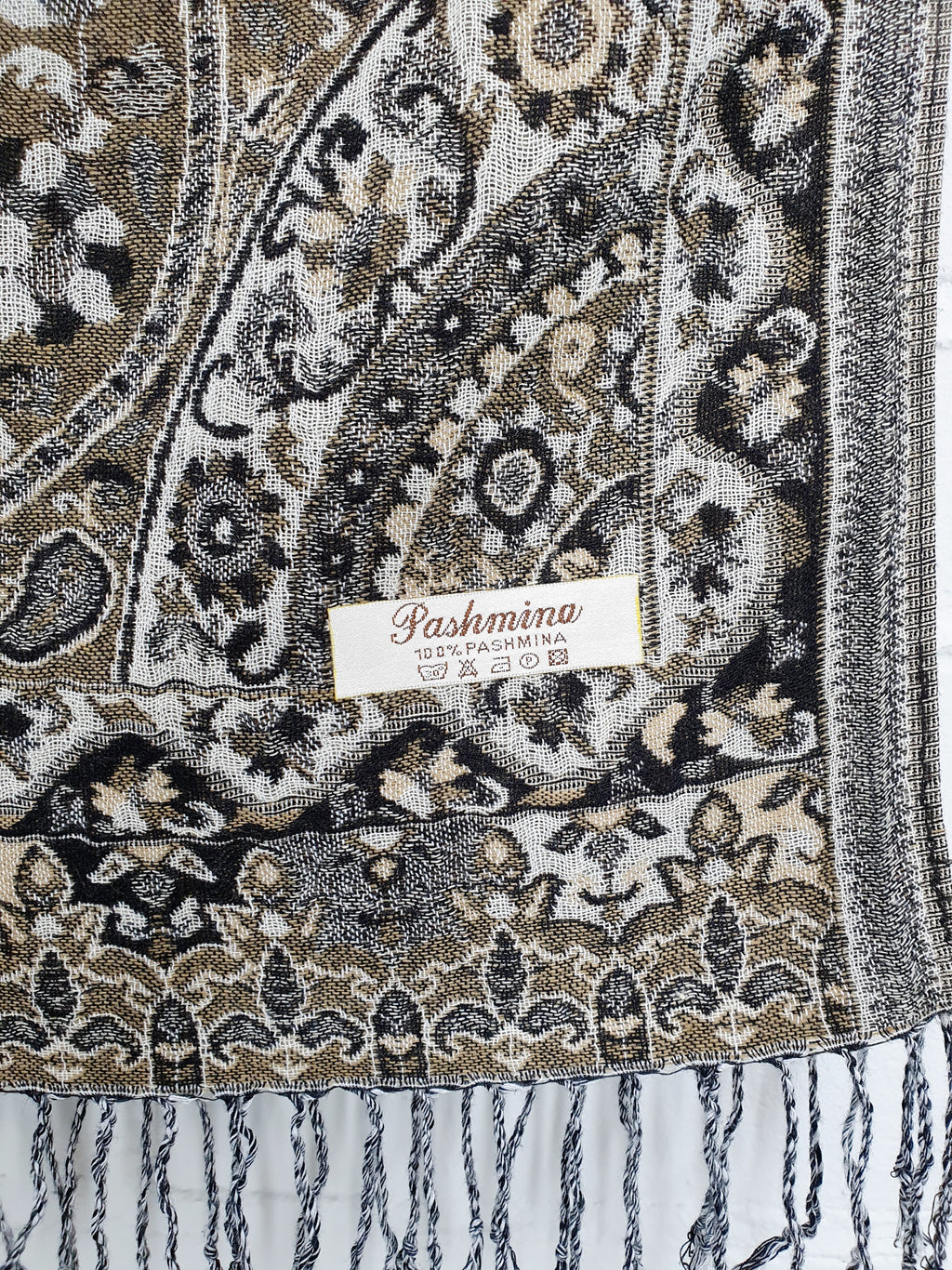 Pashmina-huivi paisleykuviolla, beigen sävyinen, lähikuva