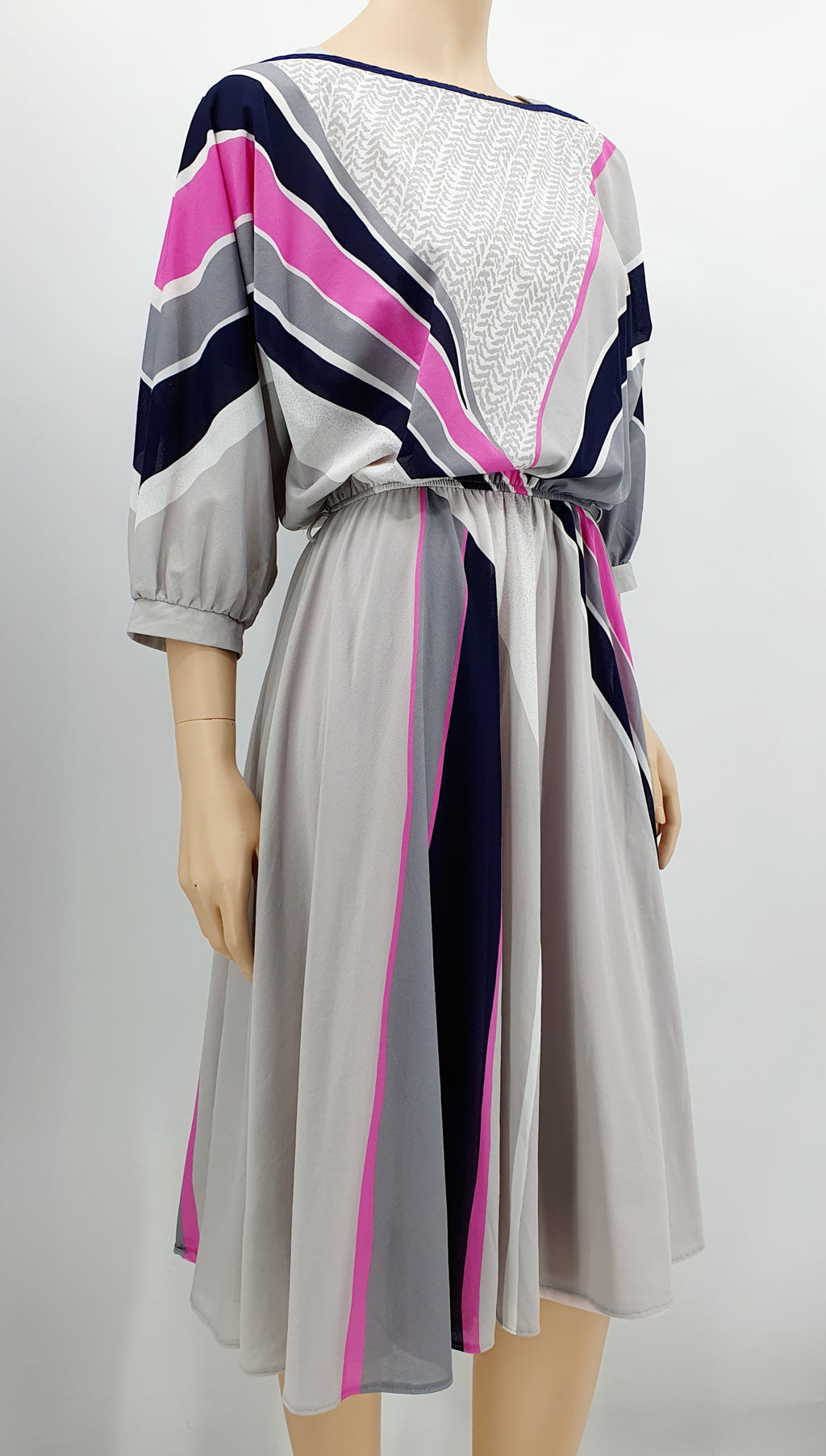 Vaaleansävyinen retromekko 80-luvulta Lepakkohihat Kuminauhavyötärö Kuva sivulta